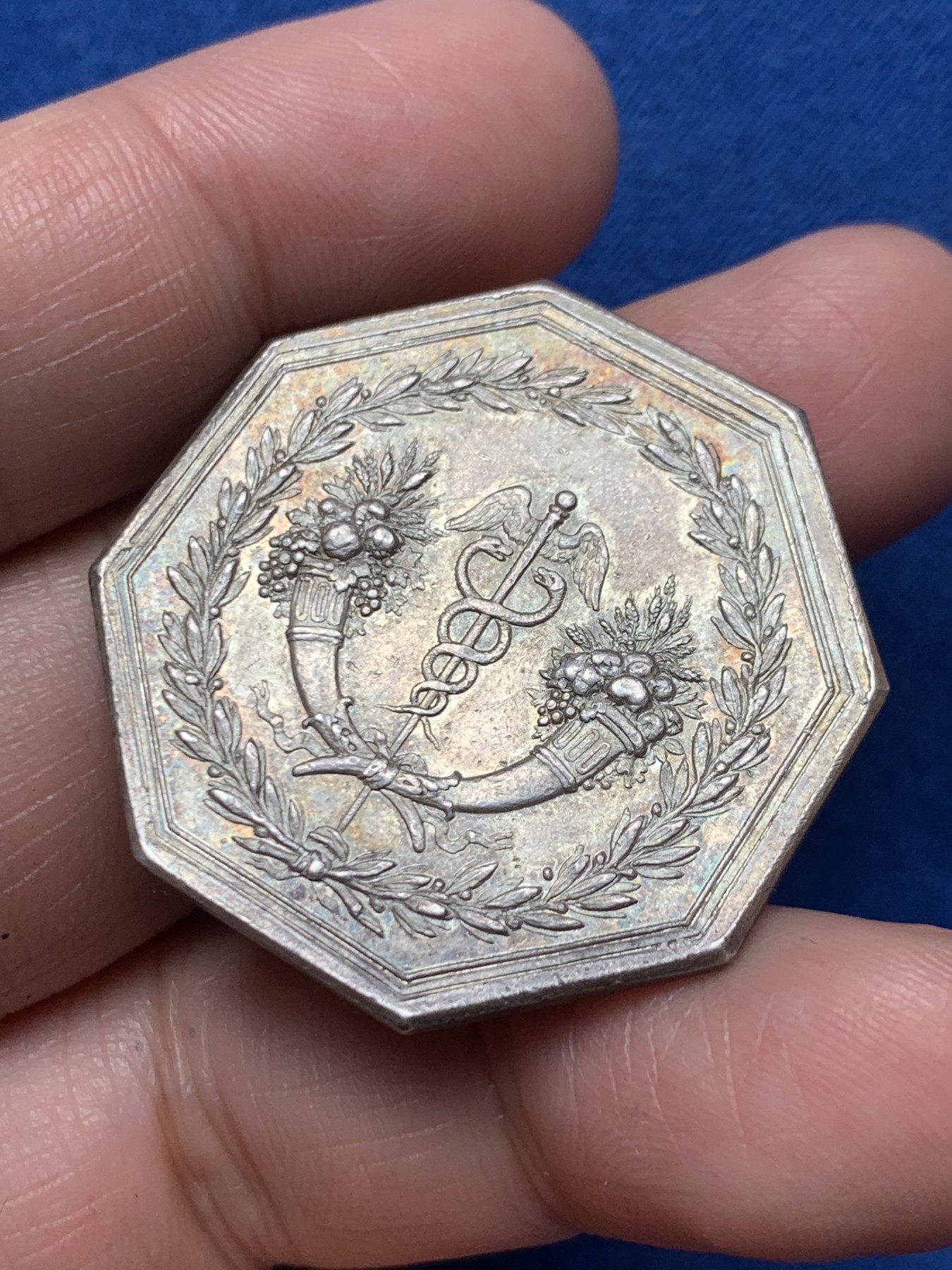 《竞宝斋》第250场-周日，周一 ，周二3场连拍 (全场包邮) 法国巴黎贴现银行八角银质代币，20.57g，35.3mm，早期无边铭