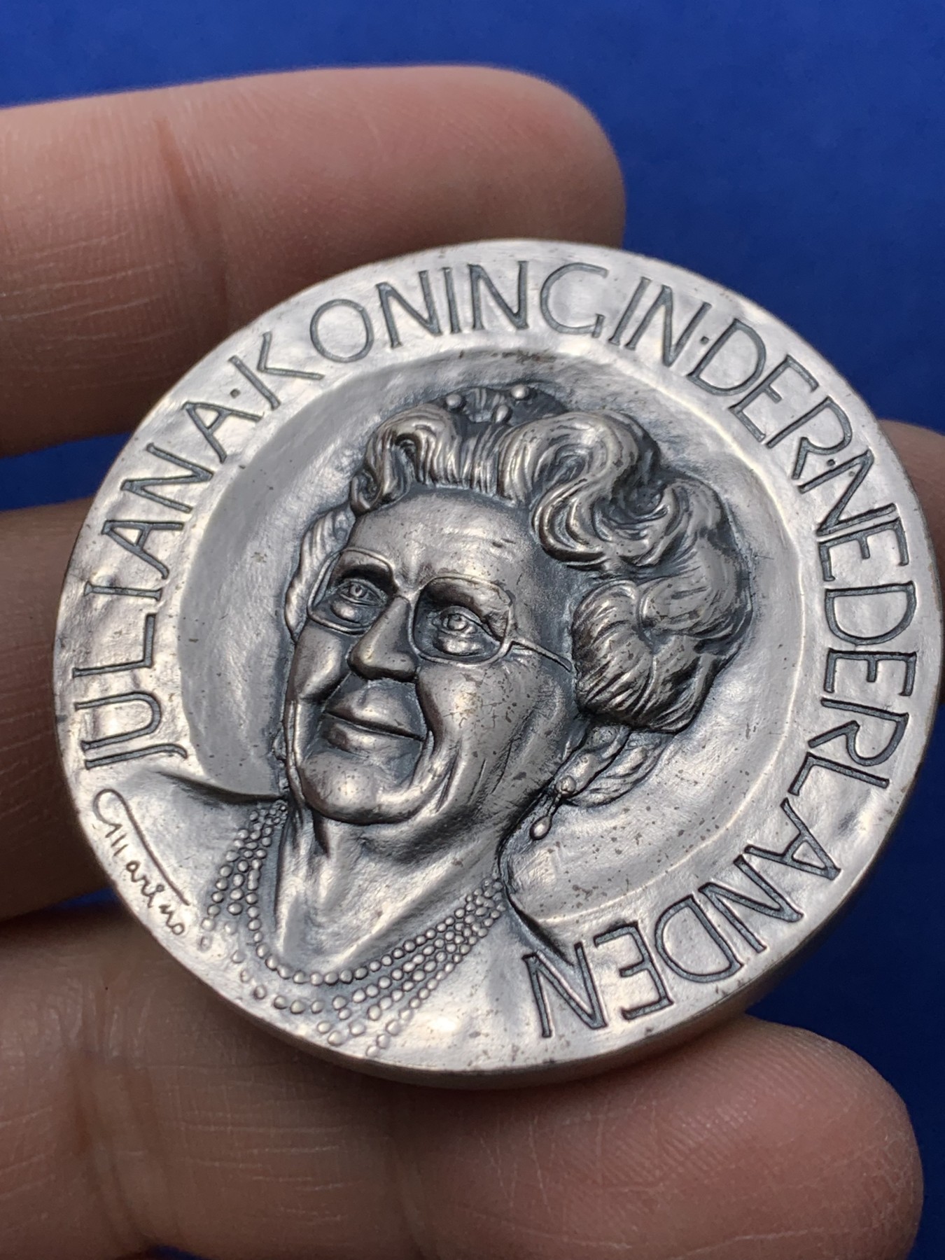 《竞宝斋》第249场-周日，周一 ，周二3场连拍 (全场包邮) 1978 荷兰安娜女王登基30周年纪念银章，直径45mm，约61.9克，边铭有银标，非常厚重，有证书