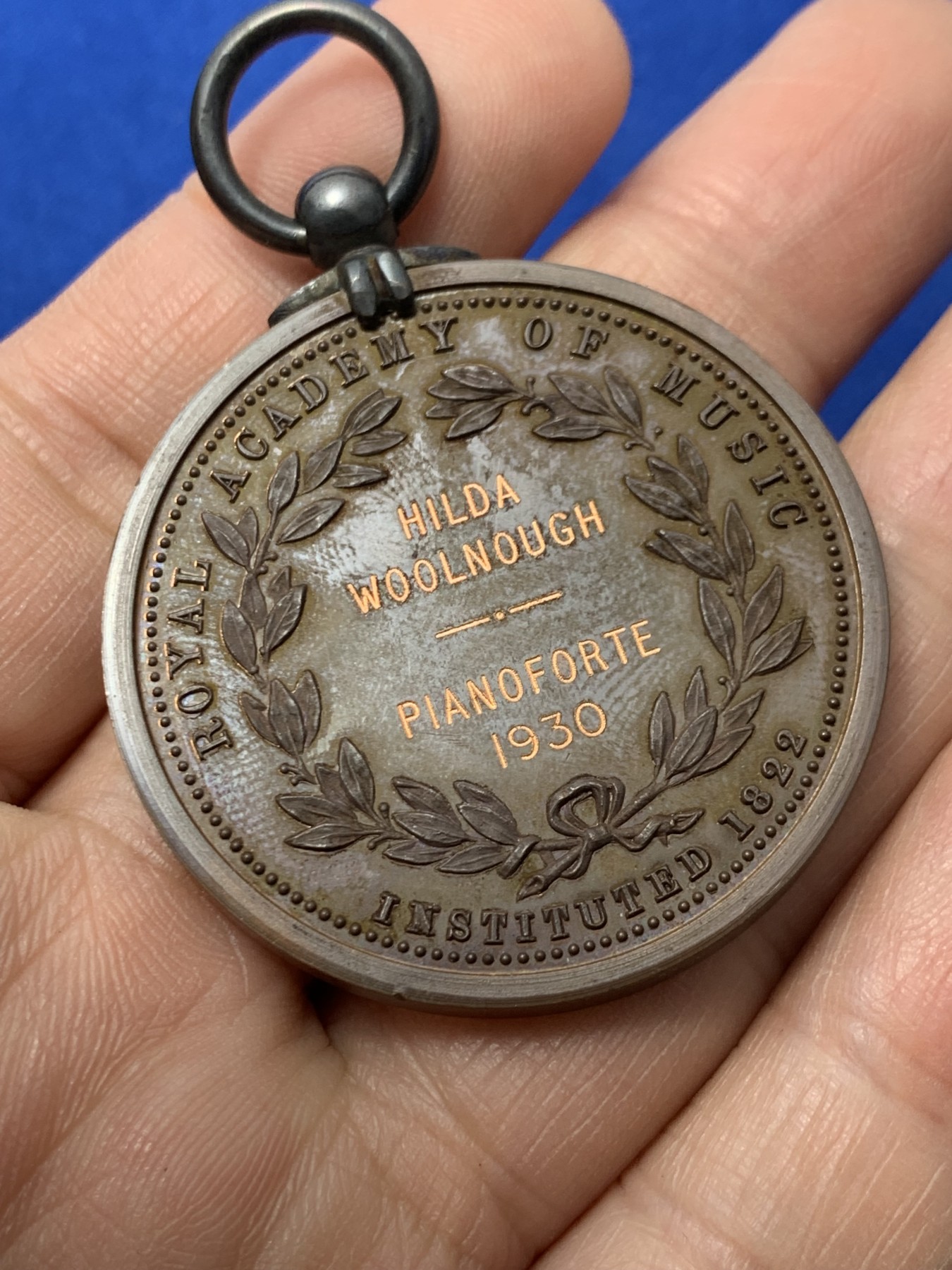 《竞宝斋》第249场-周日，周一 ，周二3场连拍 (全场包邮) 1930 英国皇家音乐学院铜章，直径40.7mm，约35.3克