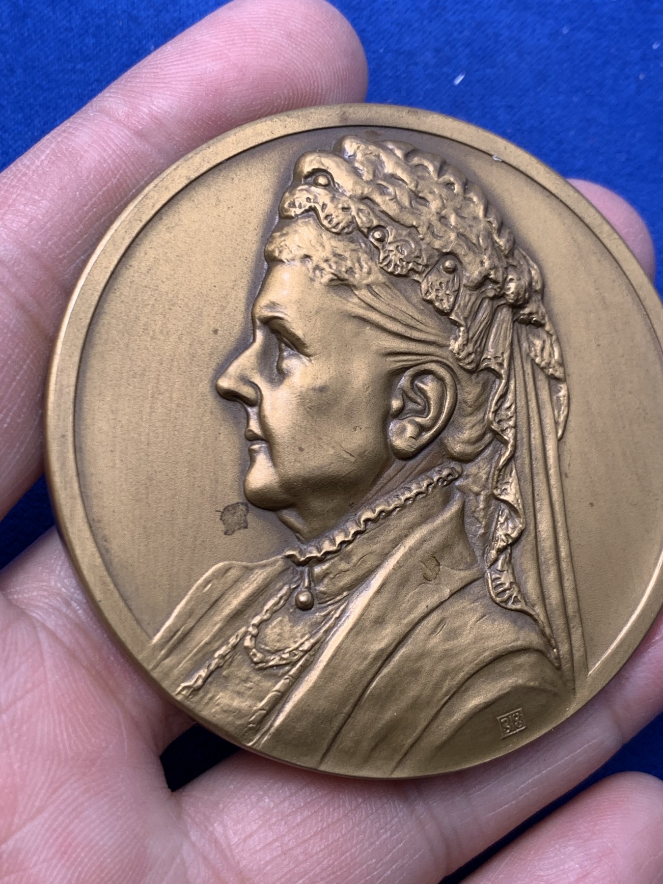 《竞宝斋》第249场-周日，周一 ，周二3场连拍 (全场包邮) 1929 荷兰女王50周年铜章，直径60.7mm，约93.1克