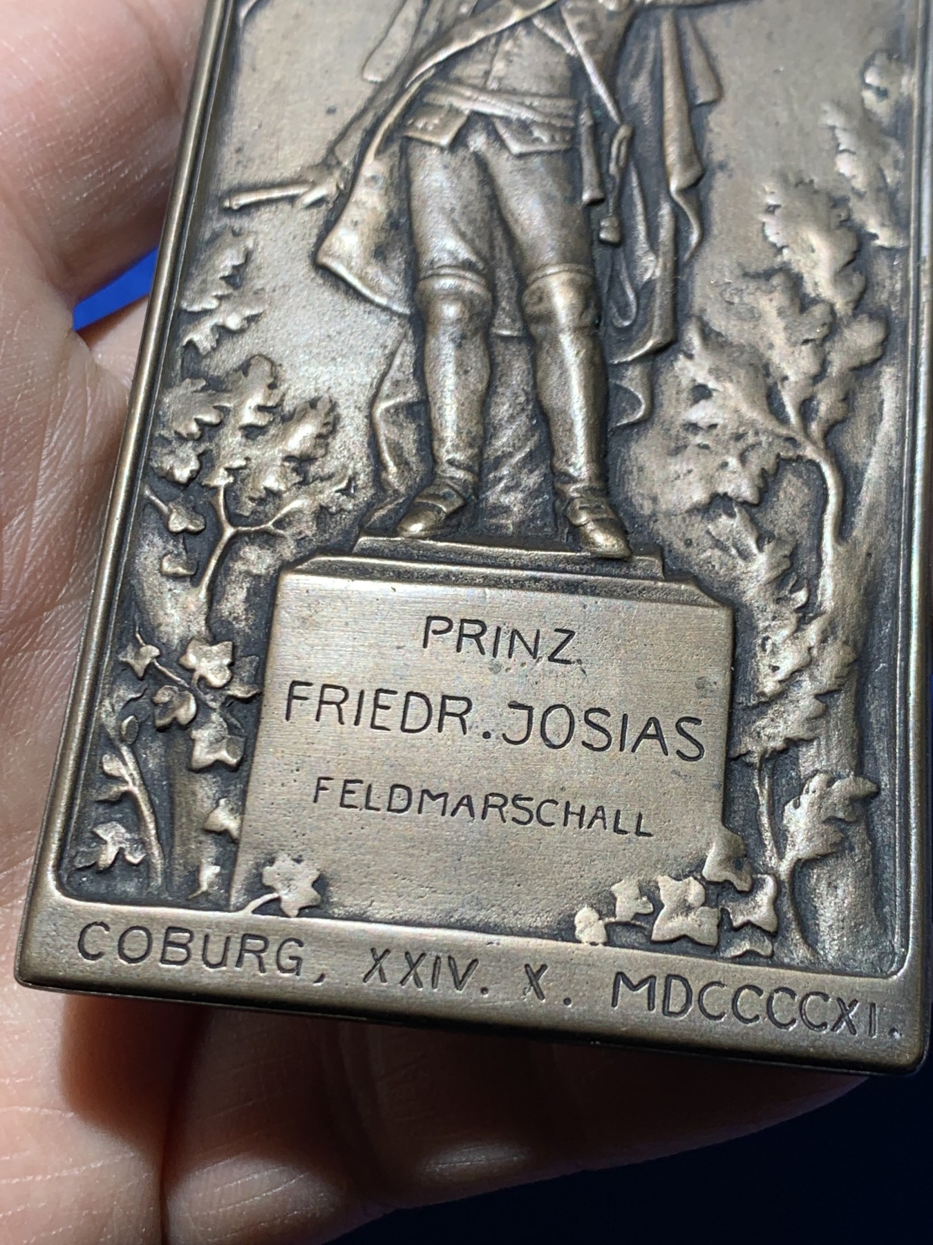 《竞宝斋》第249场-周日，周一 ，周二3场连拍 (全场包邮) 1911 德国萨克森科堡弗里德里希·乔西亚斯亲王雕像矩形单面铜章，尺寸98.6*54.3mm，约93.3克