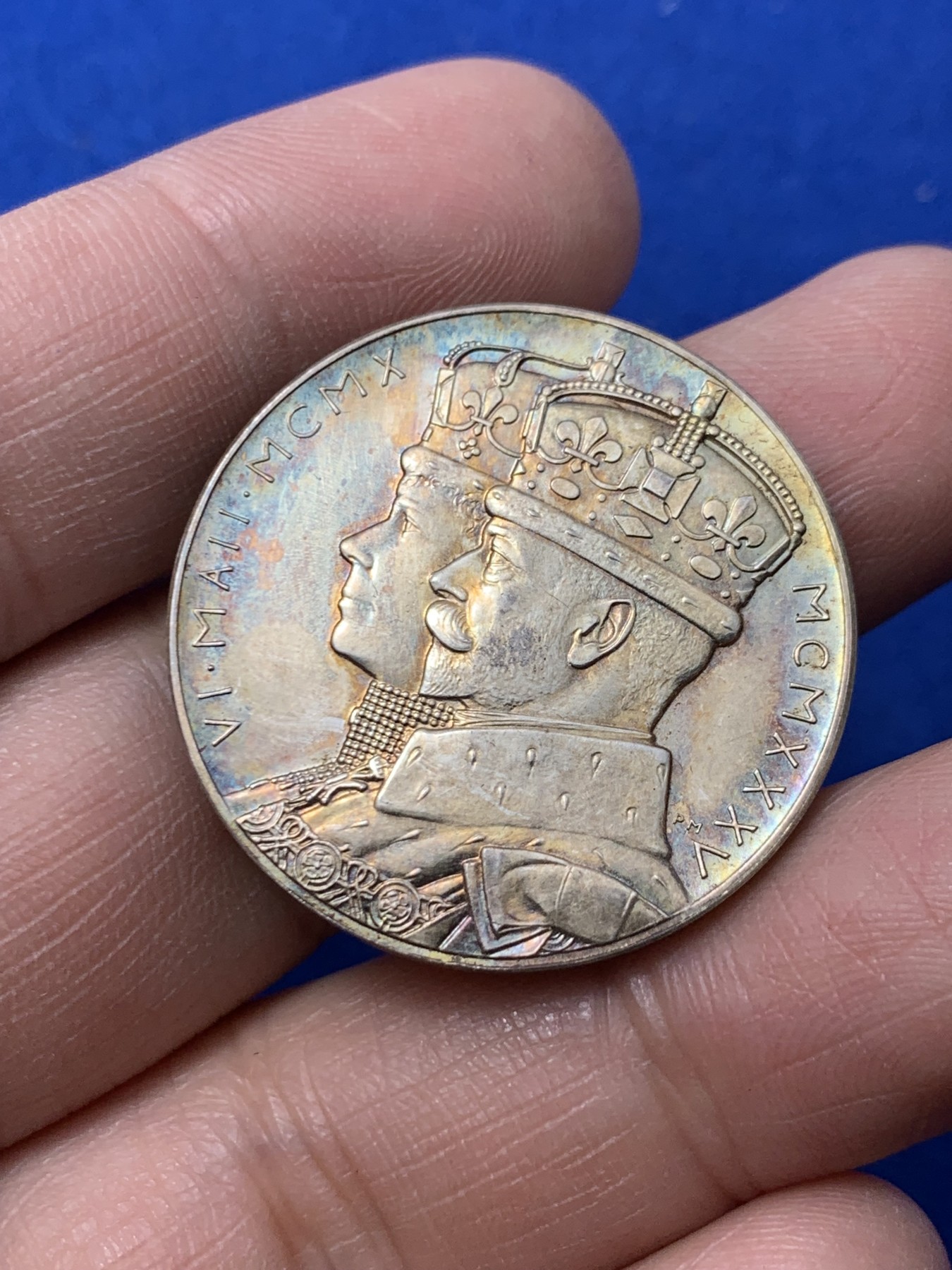 《竞宝斋》第249场-周日，周一 ，周二3场连拍 (全场包邮) 1935 英国乔治五世登基25周年纪念小银章（原盒），直径31.8mm，约15.5克