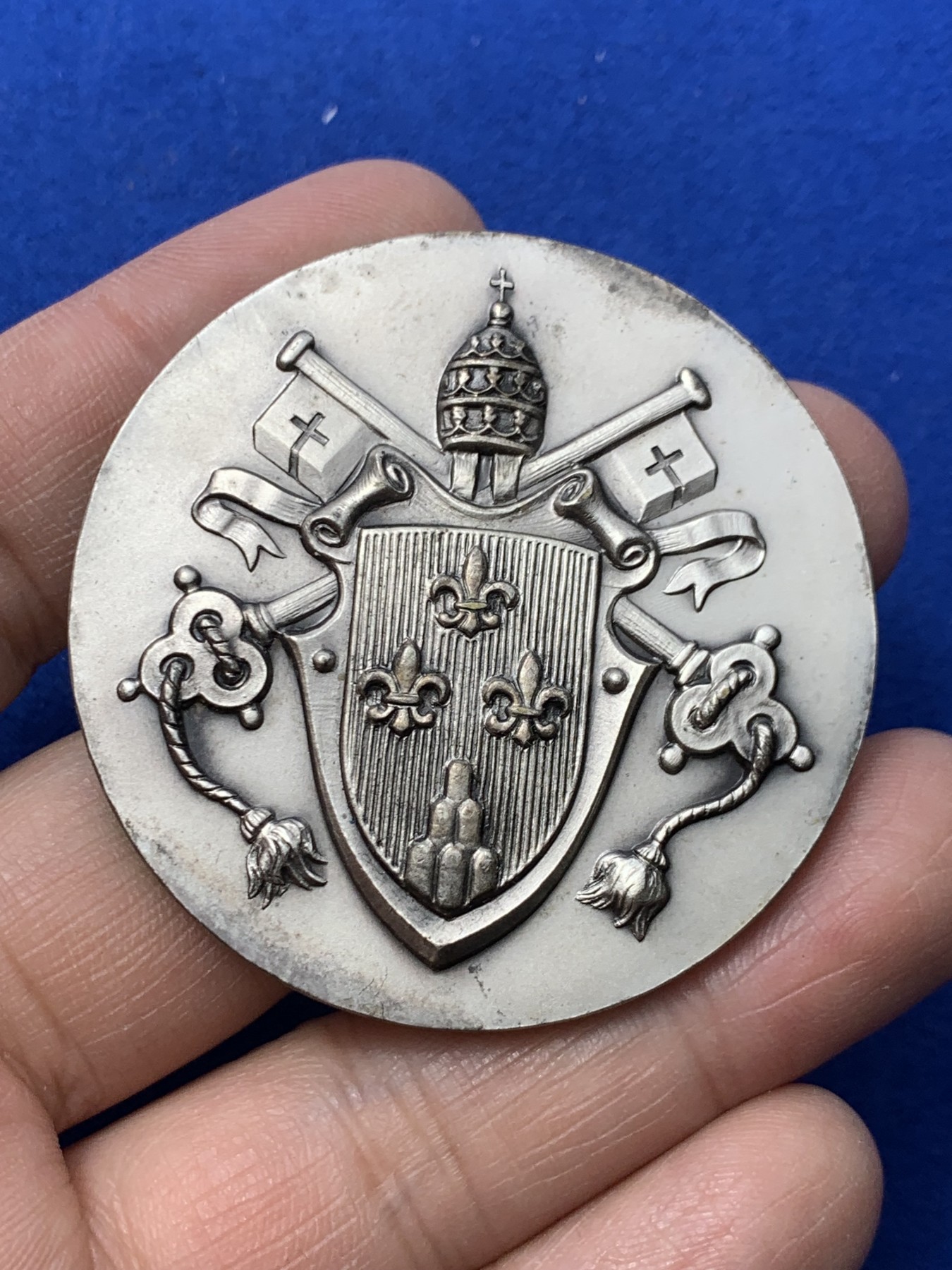 《竞宝斋》第249场-周日，周一 ，周二3场连拍 (全场包邮) 1966 梵蒂冈教皇保罗六世镀银铜章，直径49.9mm，约52.7克，高浮雕