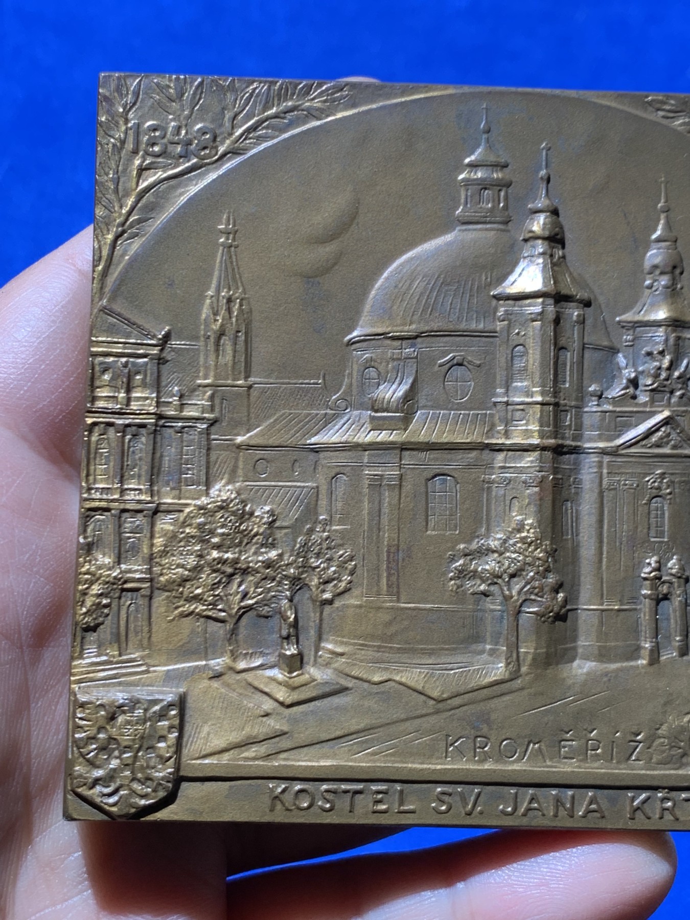 《竞宝斋》第249场-周日，周一 ，周二3场连拍 (全场包邮) 1948 捷克克罗梅日什圣约翰教堂矩形大铜章，尺寸84*92.9mm，约329克，非常厚重