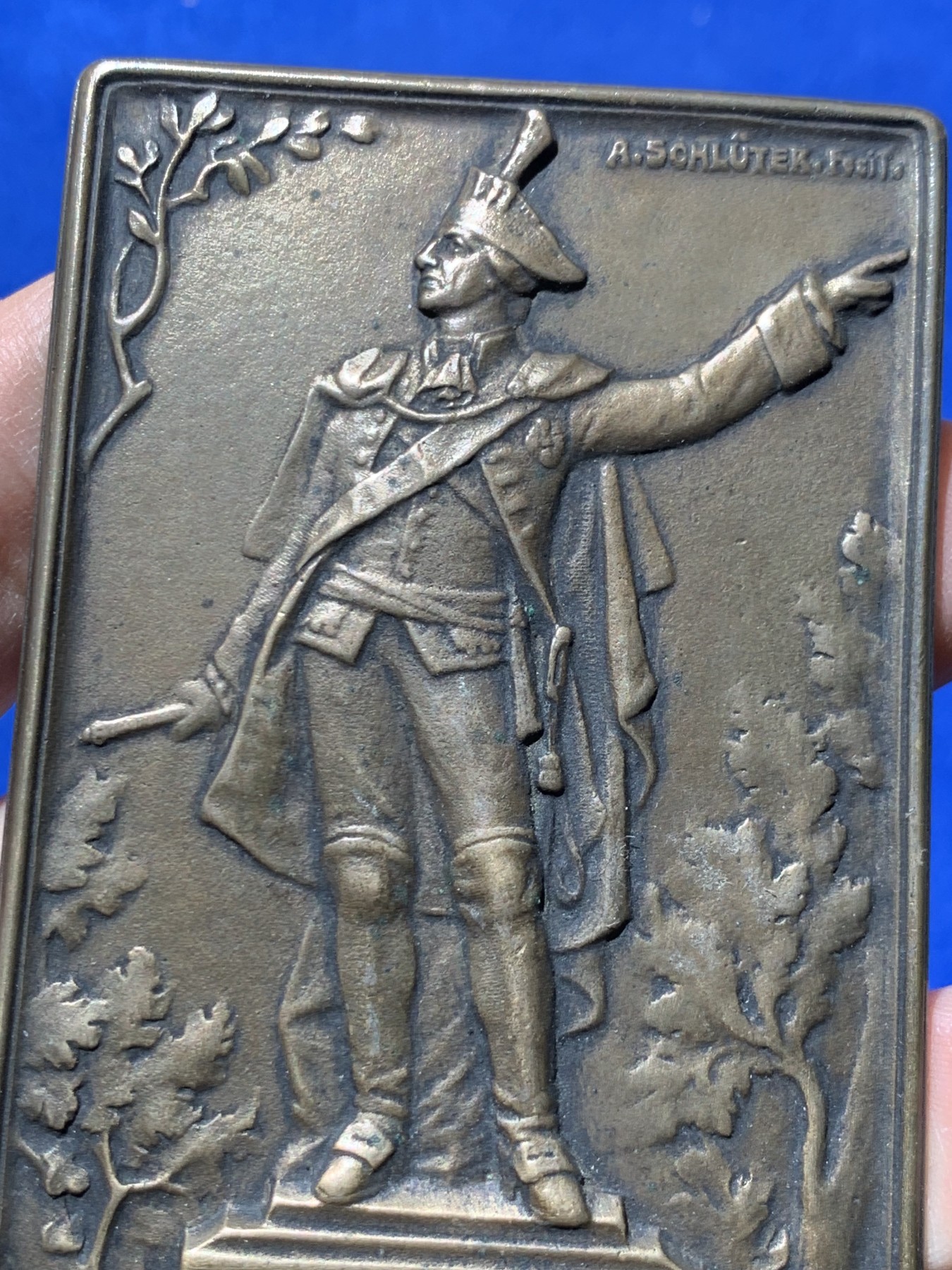 《竞宝斋》第249场-周日，周一 ，周二3场连拍 (全场包邮) 1911 德国萨克森科堡弗里德里希·乔西亚斯亲王雕像矩形单面铜章，尺寸98.6*54.3mm，约93.3克