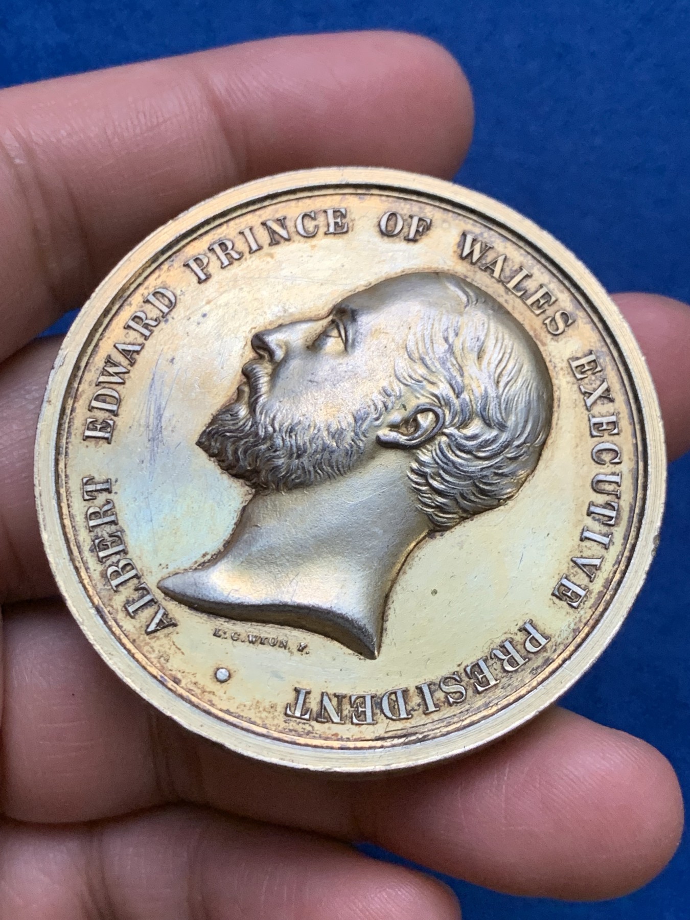 《竞宝斋》第249场-周日，周一 ，周二3场连拍 (全场包邮) 1886 英国伦敦殖民地及印度博览会镀金铜章，直径51.9mm，约83克