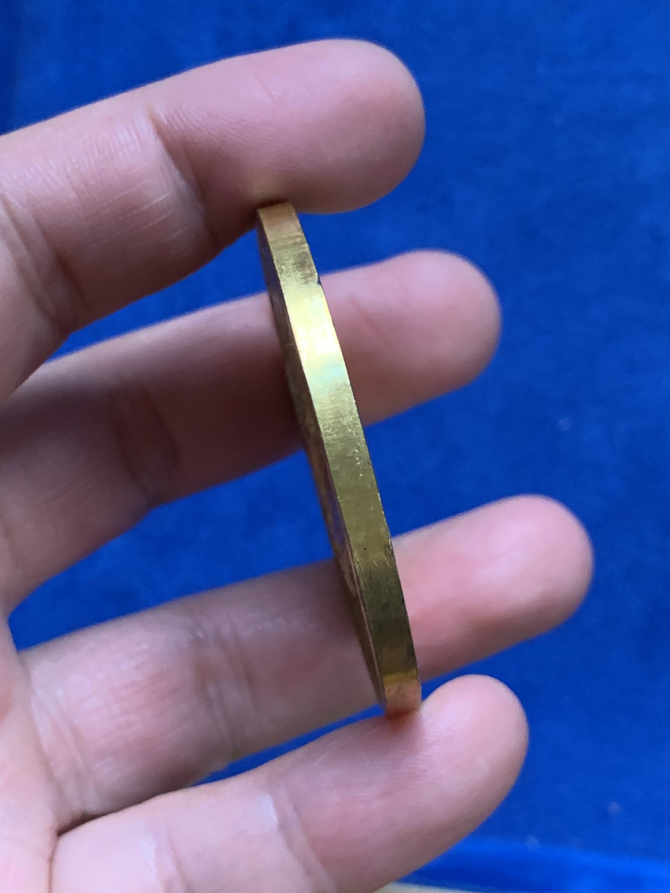 《竞宝斋》第249场-周日，周一 ，周二3场连拍 (全场包邮) 1899 比利时东弗兰德斯镀金铜章，直径50.7mm，约41.5克，品相不错，图案漂亮