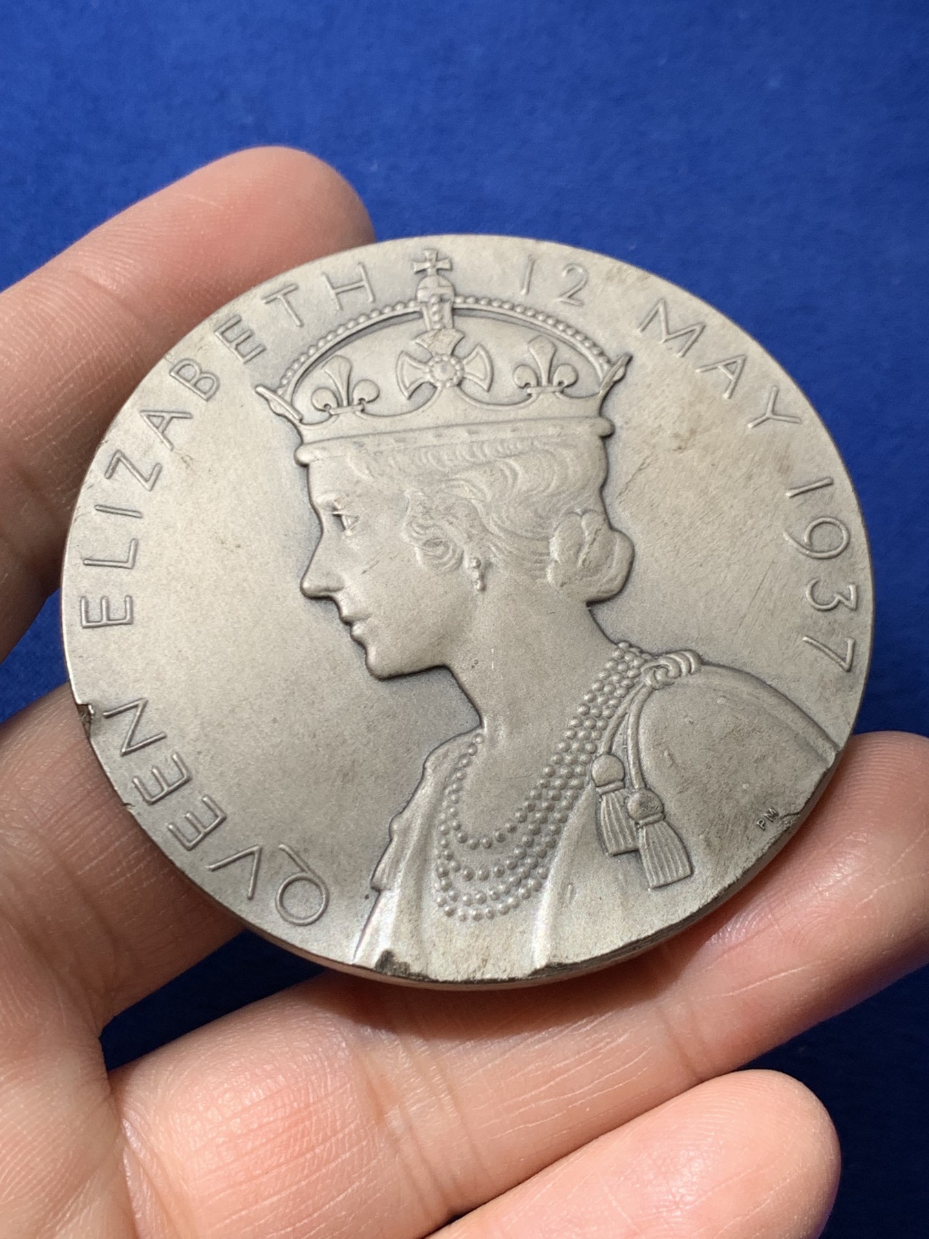 《竞宝斋》第249场-周日，周一 ，周二3场连拍 (全场包邮) 1937 英国乔治六世登基纪念银章，直径57.1mm，约83.6克