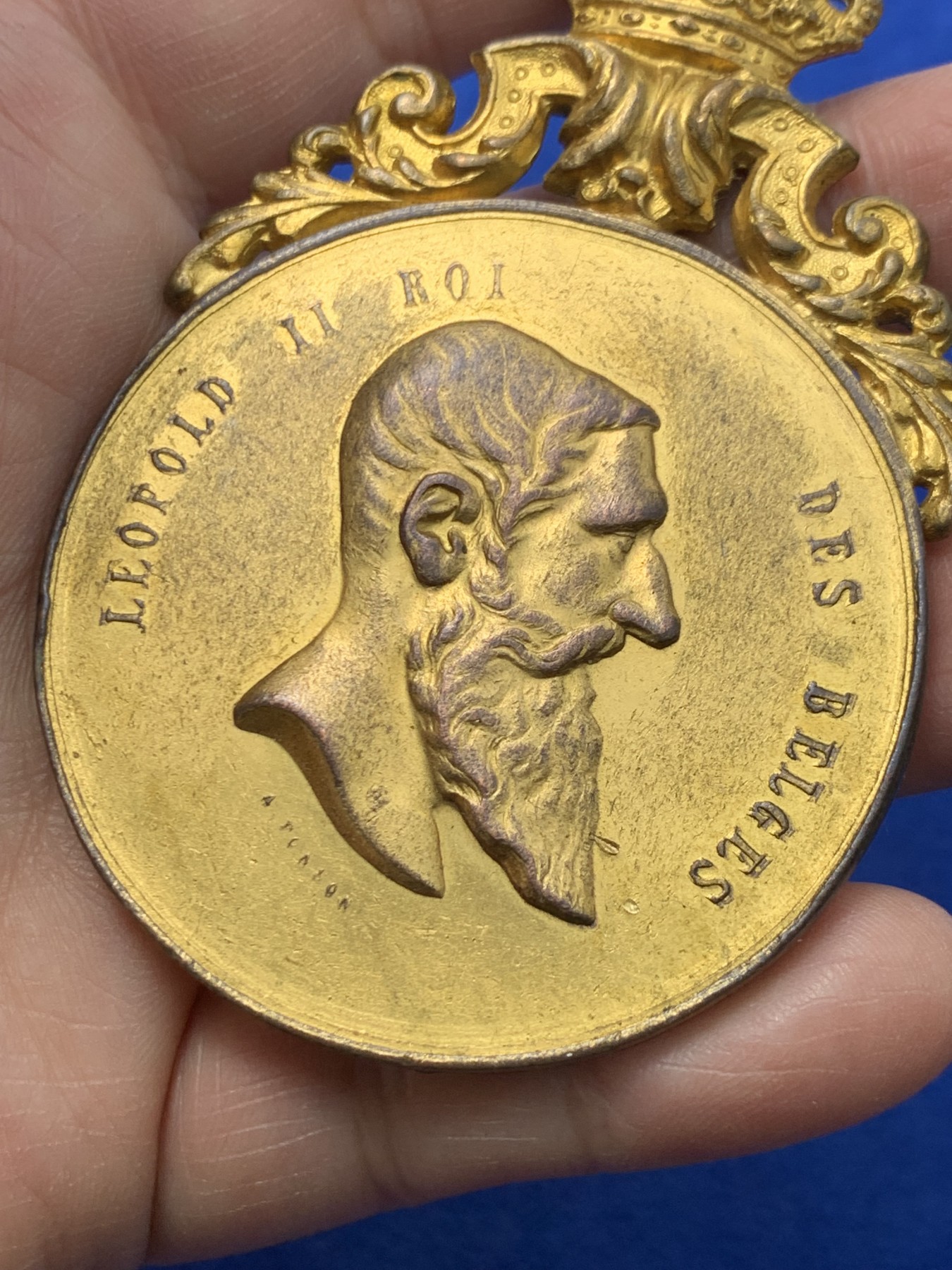 《竞宝斋》第249场-周日，周一 ，周二3场连拍 (全场包邮) 19世纪比利时利奥波德二世镀金铜章（吊环），直径58.8*56.5mm，约70.3克