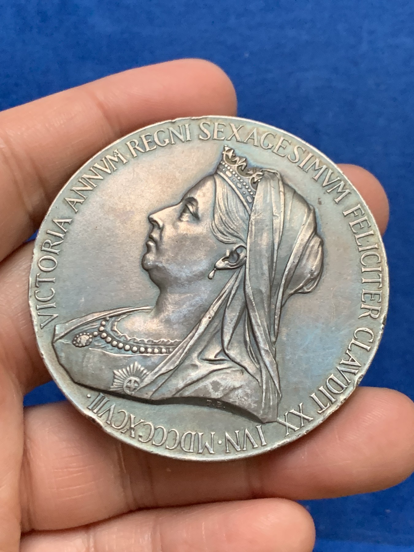 《竞宝斋》第249场-周日，周一 ，周二3场连拍 (全场包邮) 1897 英国维多利亚登基60周年银章，直径55.7mm，约84.9克，边缘有磕碰以及刻字