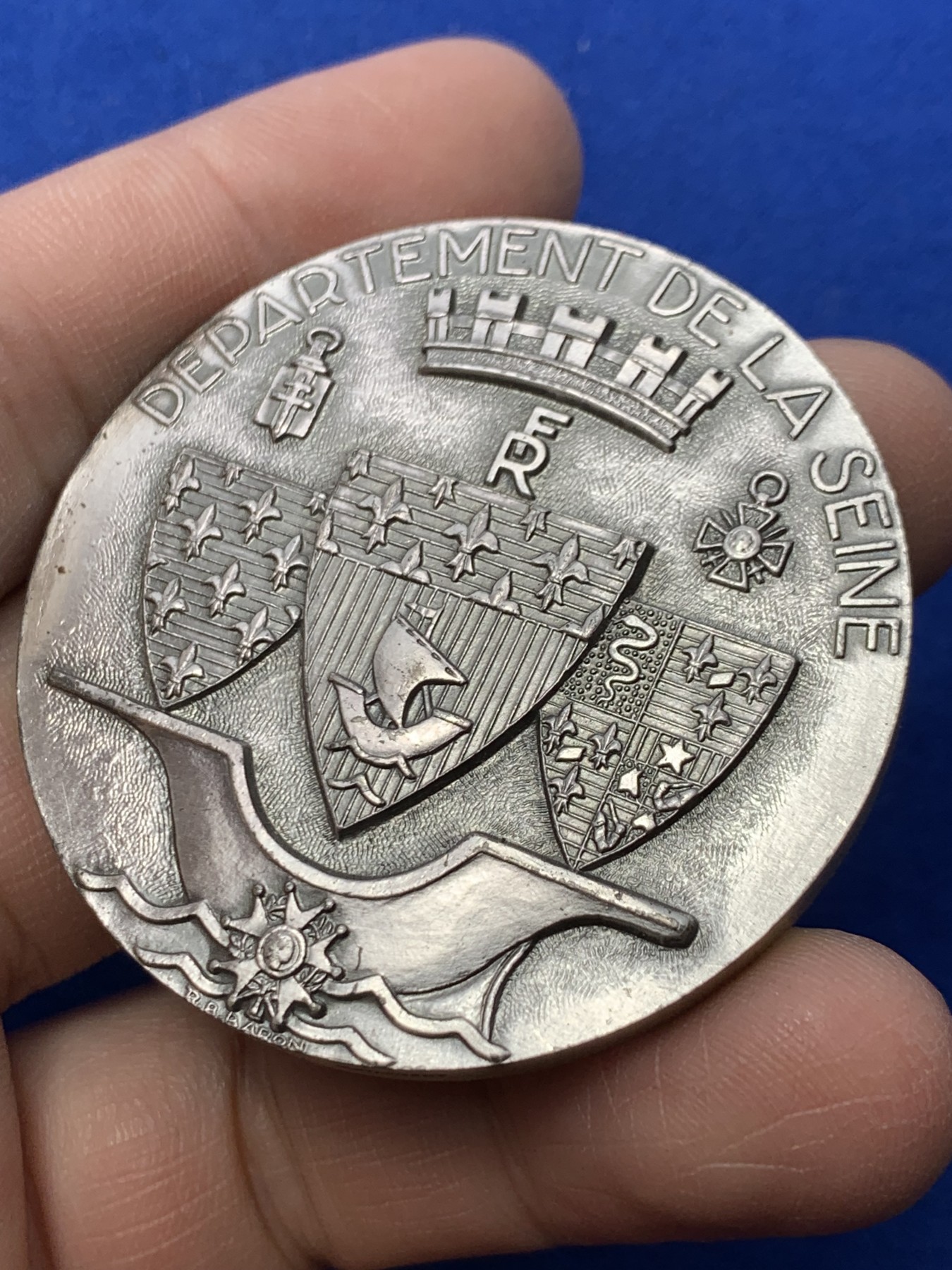 《竞宝斋》第249场-周日，周一 ，周二3场连拍 (全场包邮) 1967 法国塞纳河景观银章，直径50.1mm，约78.5克，边铭有银标