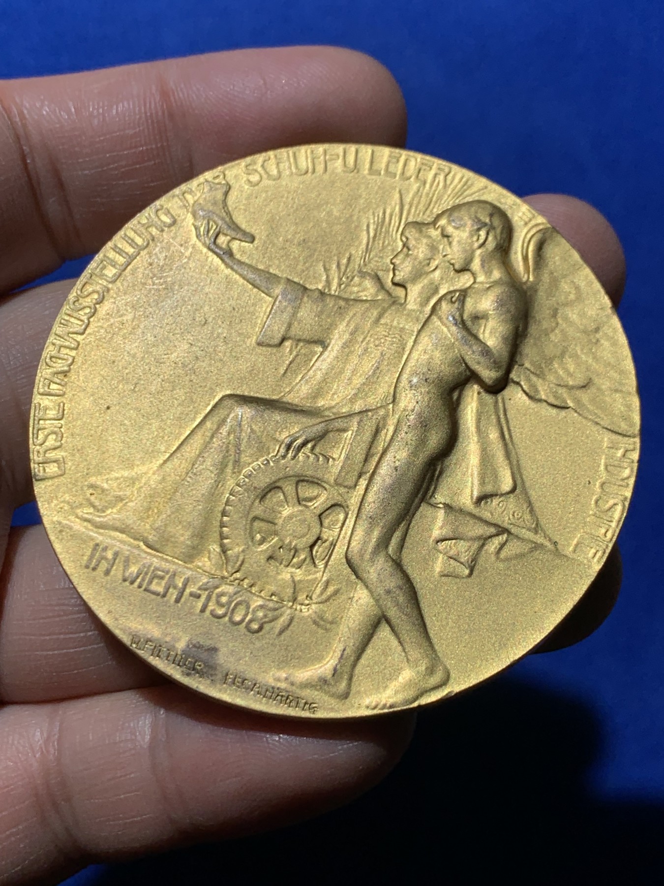 《竞宝斋》第249场-周日，周一 ，周二3场连拍 (全场包邮) 1908 奥地利维也纳皮革展会镀金铜章，直径60mm，约70.3克