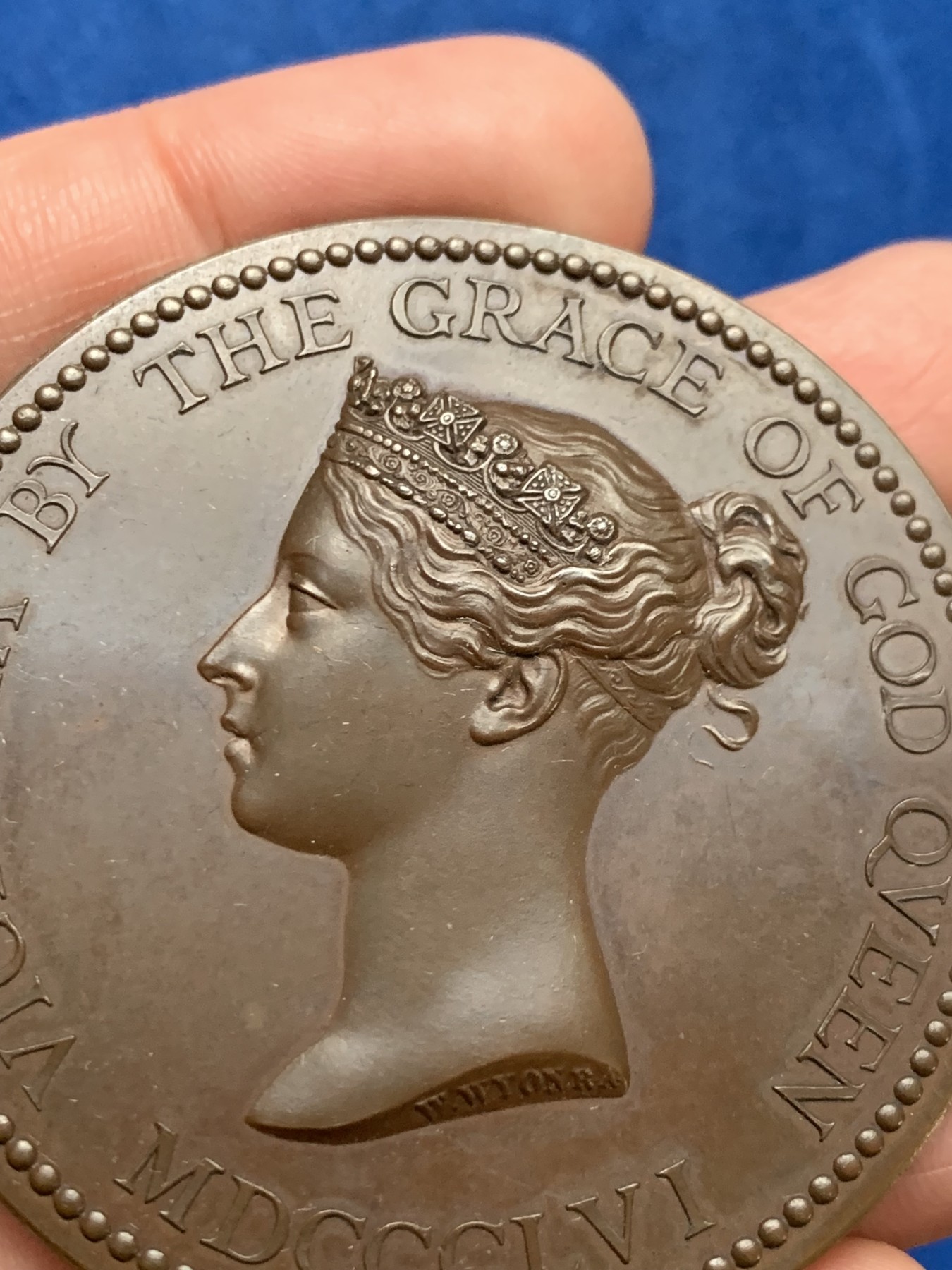 《竞宝斋》第249场-周日，周一 ，周二3场连拍 (全场包邮) 1857 英国艺术部维多利亚铜章（原盒），直径54.3mm，约76.5克