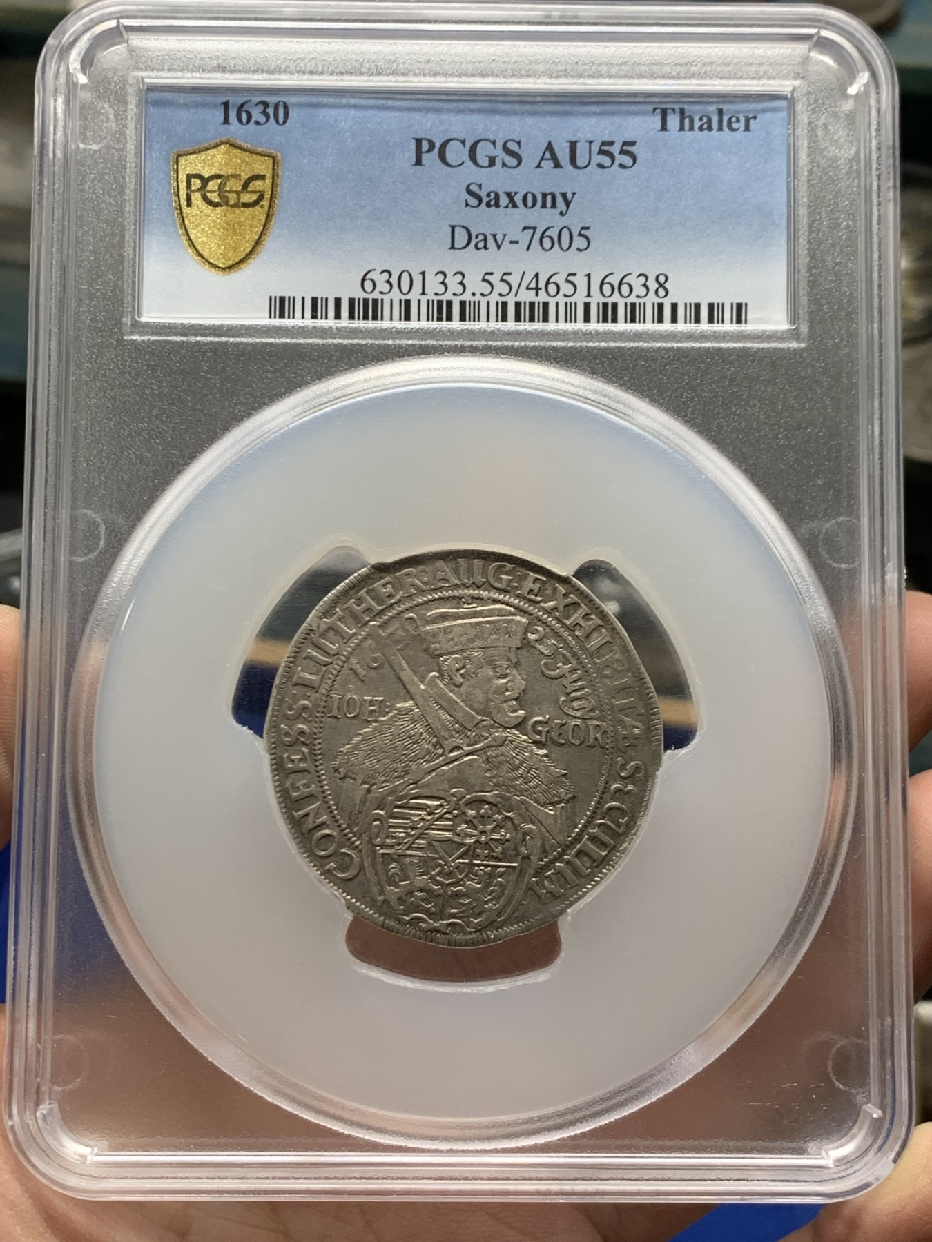 《竞宝斋》第249场-周日，周一 ，周二3场连拍 (全场包邮) PCGS  AU55 德国萨克森 1630年约翰·乔治泰勒，大盒子封装，图片中的丝痕是盒子表面痕迹，硬币完好，同分泰勒HA2014年拍卖已经超过1000美金，近年来泰勒涨势迅猛，这颗是不错的收藏了。
