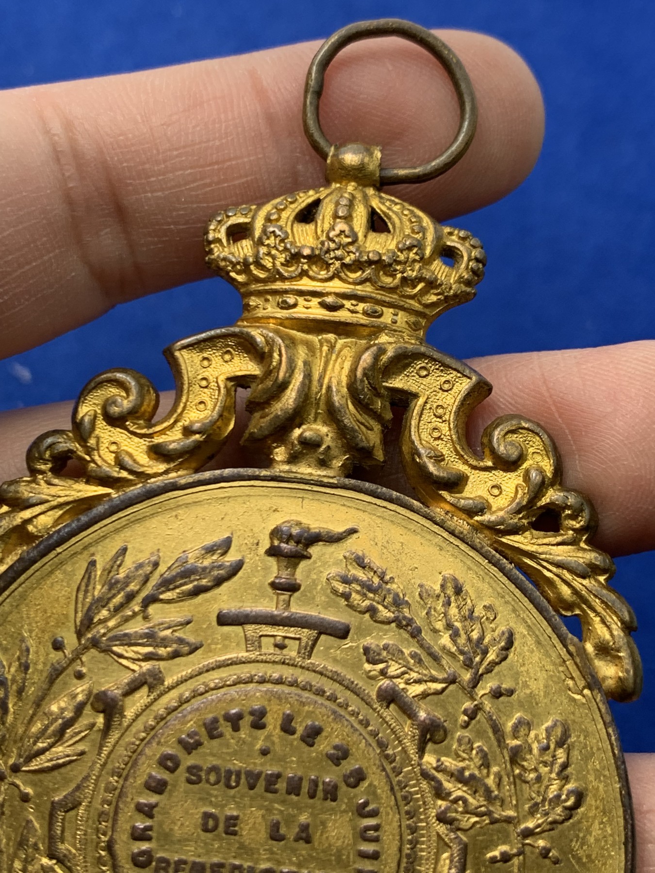 《竞宝斋》第249场-周日，周一 ，周二3场连拍 (全场包邮) 19世纪比利时利奥波德二世镀金铜章（吊环），直径58.8*56.5mm，约70.3克