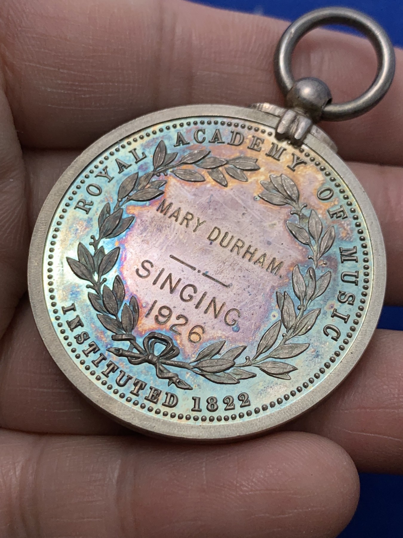 《竞宝斋》第249场-周日，周一 ，周二3场连拍 (全场包邮) 1926 英国伦敦音乐学院银章（原盒），直径40.6mm，约38.2克，原盒有轻微破损