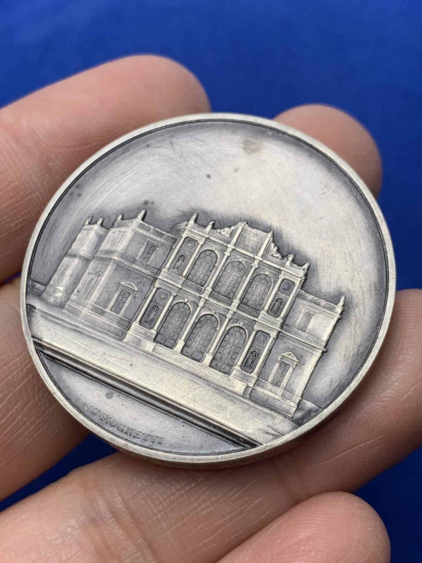 《竞宝斋》第249场-周日，周一 ，周二3场连拍 (全场包邮) 19世纪瑞士日内瓦音乐学院银章，直径41.3mm，约39.3克，边铭有银标