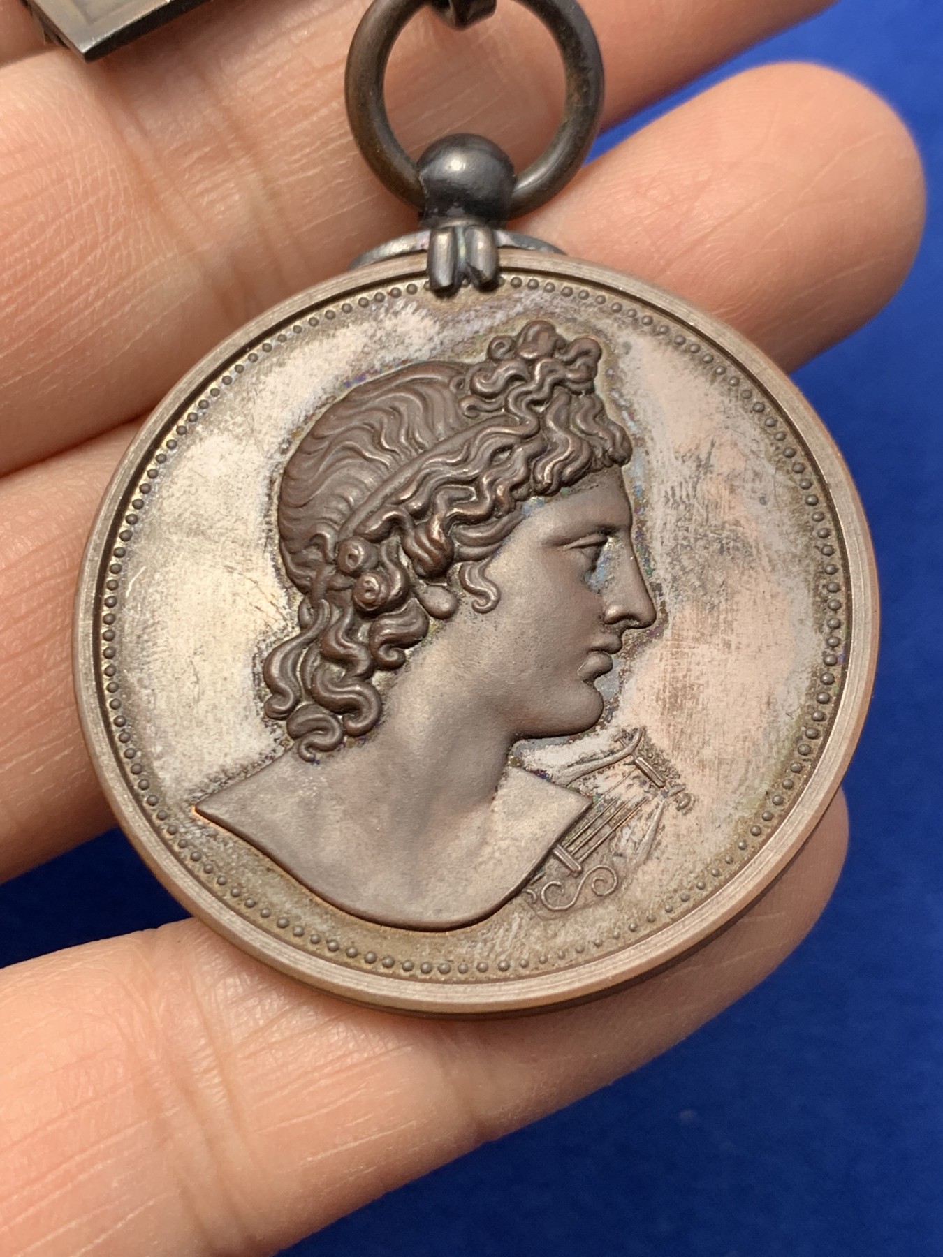 《竞宝斋》第249场-周日，周一 ，周二3场连拍 (全场包邮) 1935 英国皇家音乐学院铜章（原盒），直径40.6mm，约42克，带有横标的少见