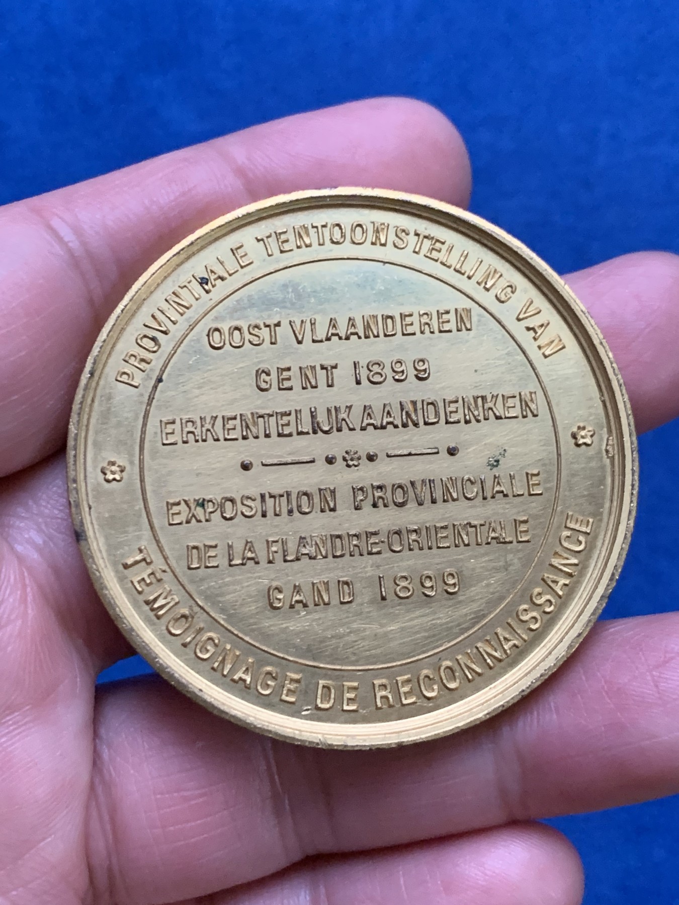 《竞宝斋》第249场-周日，周一 ，周二3场连拍 (全场包邮) 1899 比利时东弗兰德斯镀金铜章，直径50.7mm，约41.5克，品相不错，图案漂亮