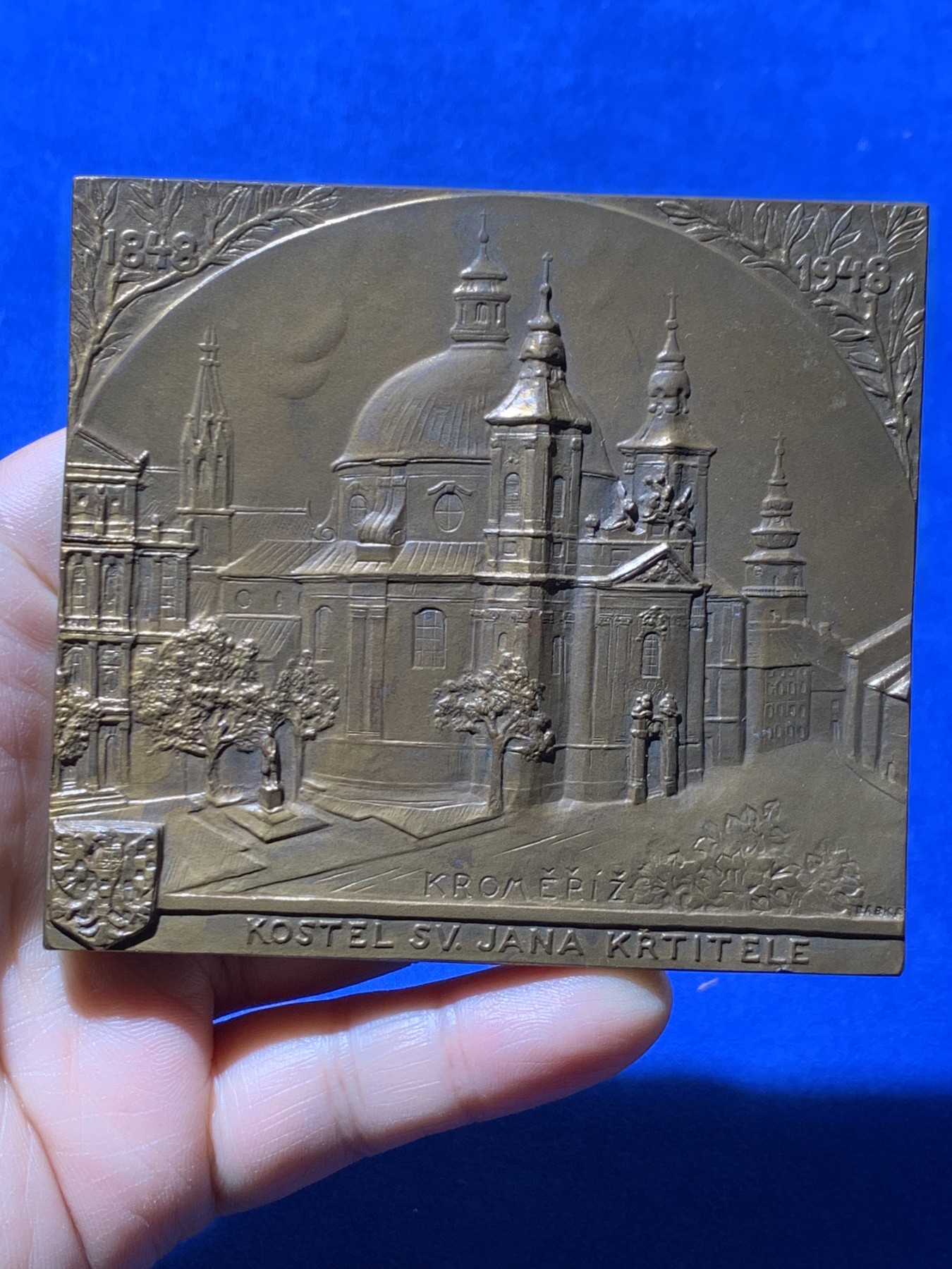 《竞宝斋》第249场-周日，周一 ，周二3场连拍 (全场包邮) 1948 捷克克罗梅日什圣约翰教堂矩形大铜章，尺寸84*92.9mm，约329克，非常厚重