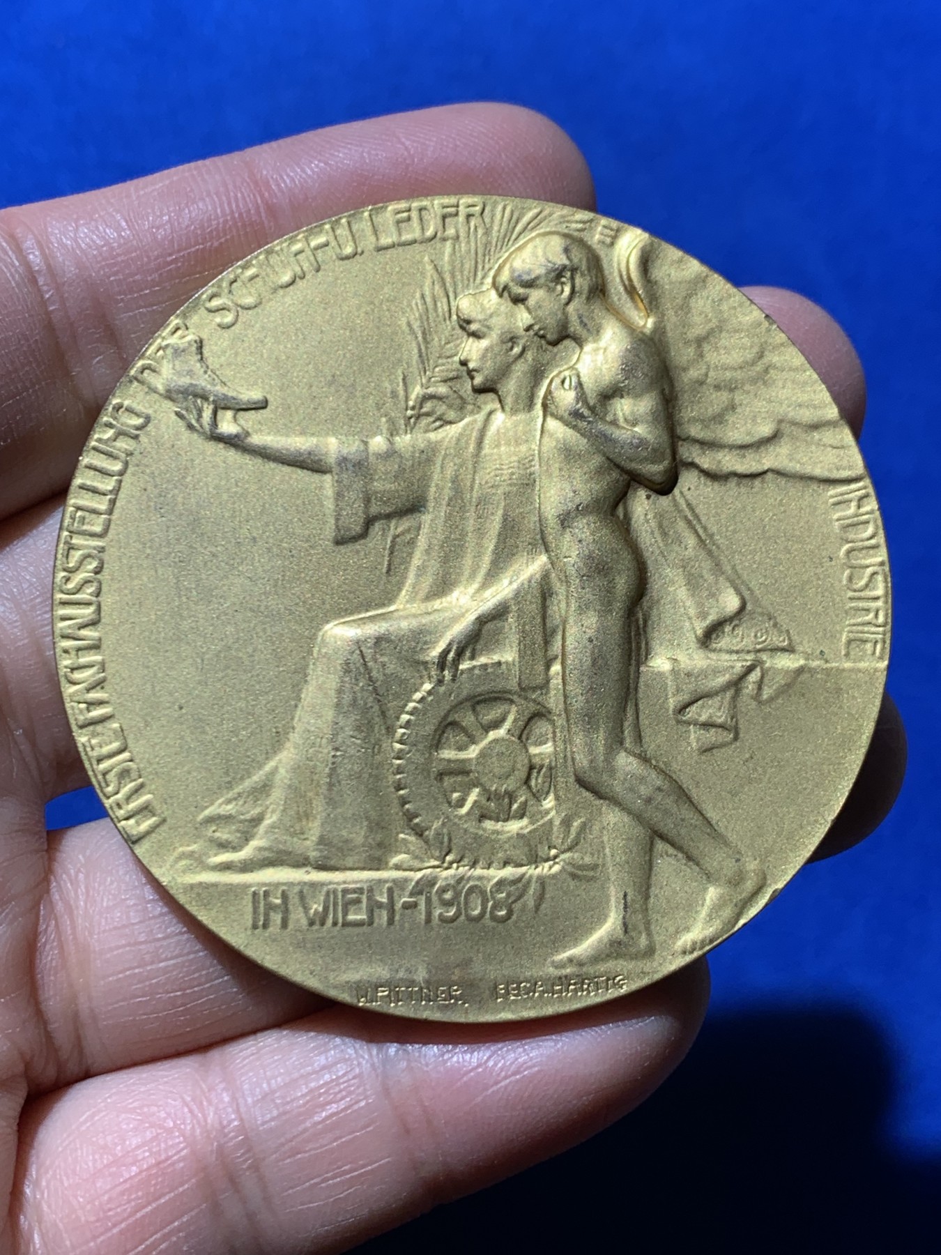 《竞宝斋》第249场-周日，周一 ，周二3场连拍 (全场包邮) 1908 奥地利维也纳皮革展会镀金铜章，直径60mm，约70.3克