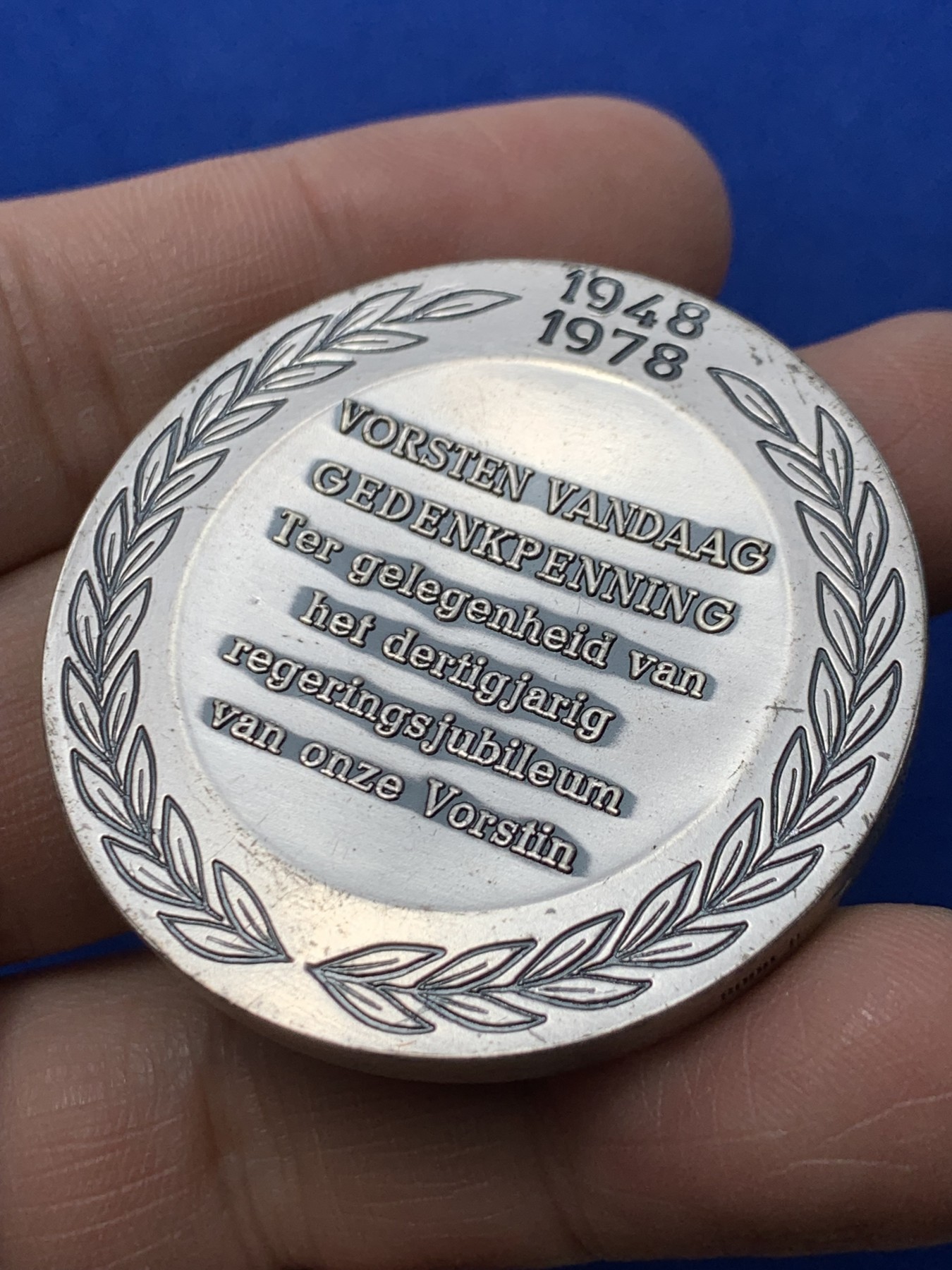 《竞宝斋》第249场-周日，周一 ，周二3场连拍 (全场包邮) 1978 荷兰安娜女王登基30周年纪念银章，直径45mm，约61.9克，边铭有银标，非常厚重，有证书