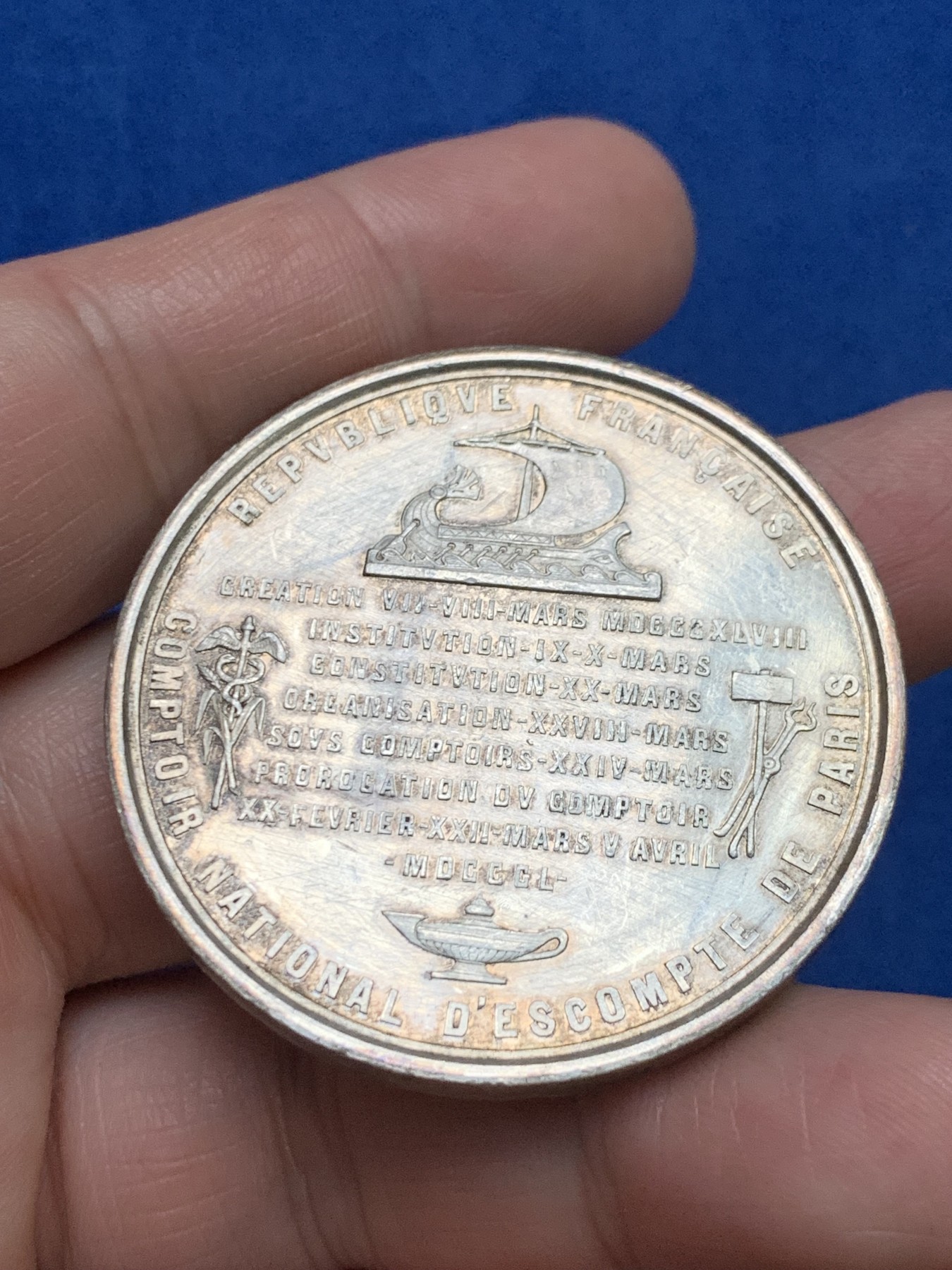 《竞宝斋》第249场-周日，周一 ，周二3场连拍 (全场包邮) 1850 法国巴黎商会银章，直径45.3mm，约45.2克，蜜蜂边铭，有银标