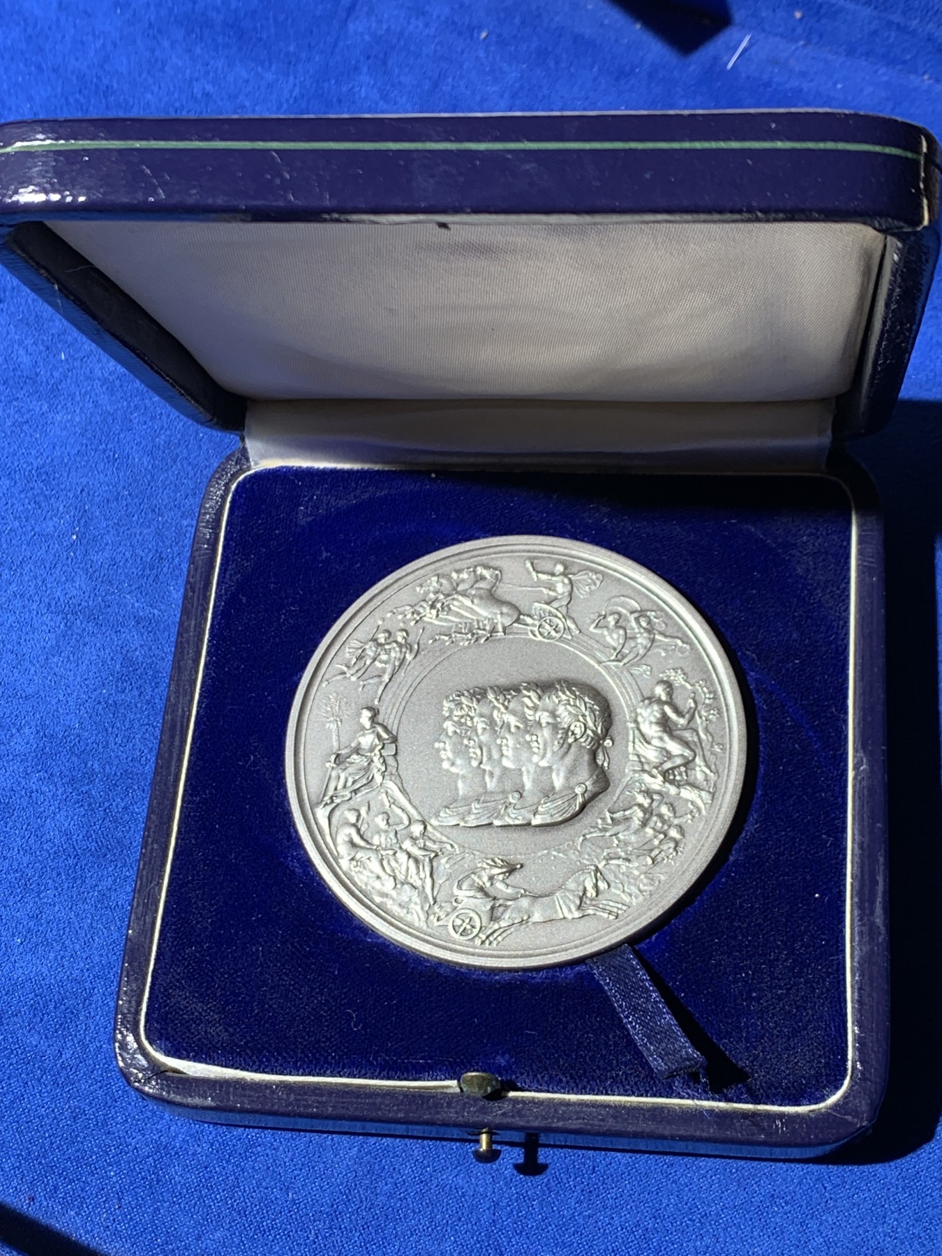 《竞宝斋》第249场-周日，周一 ，周二3场连拍 (全场包邮) 1972 英国滑铁卢战役150周年纪念银章（原盒），直径63.8mm，约124.2克