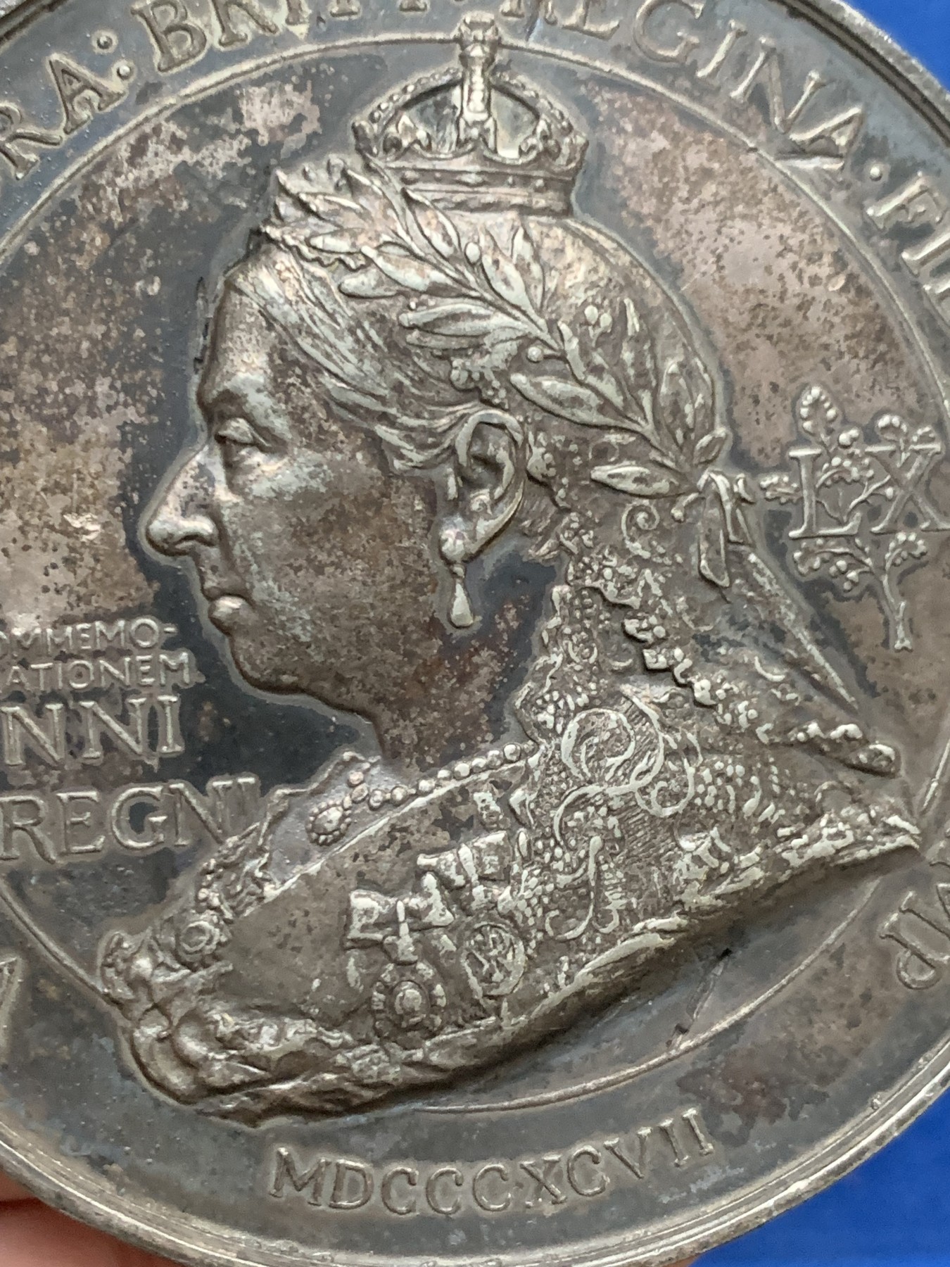 《竞宝斋》第249场-周日，周一 ，周二3场连拍 (全场包邮) 1897 英国维多利亚登基60周年白色金属章，直径76.4mm，约101克