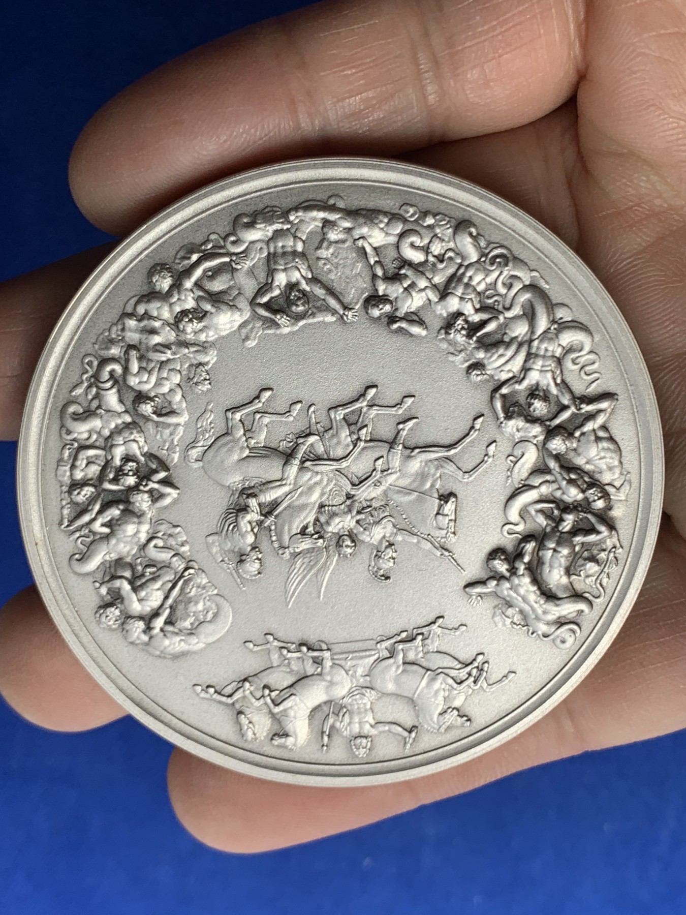 《竞宝斋》第249场-周日，周一 ，周二3场连拍 (全场包邮) 1972 英国滑铁卢战役150周年纪念银章（原盒），直径63.8mm，约124.2克