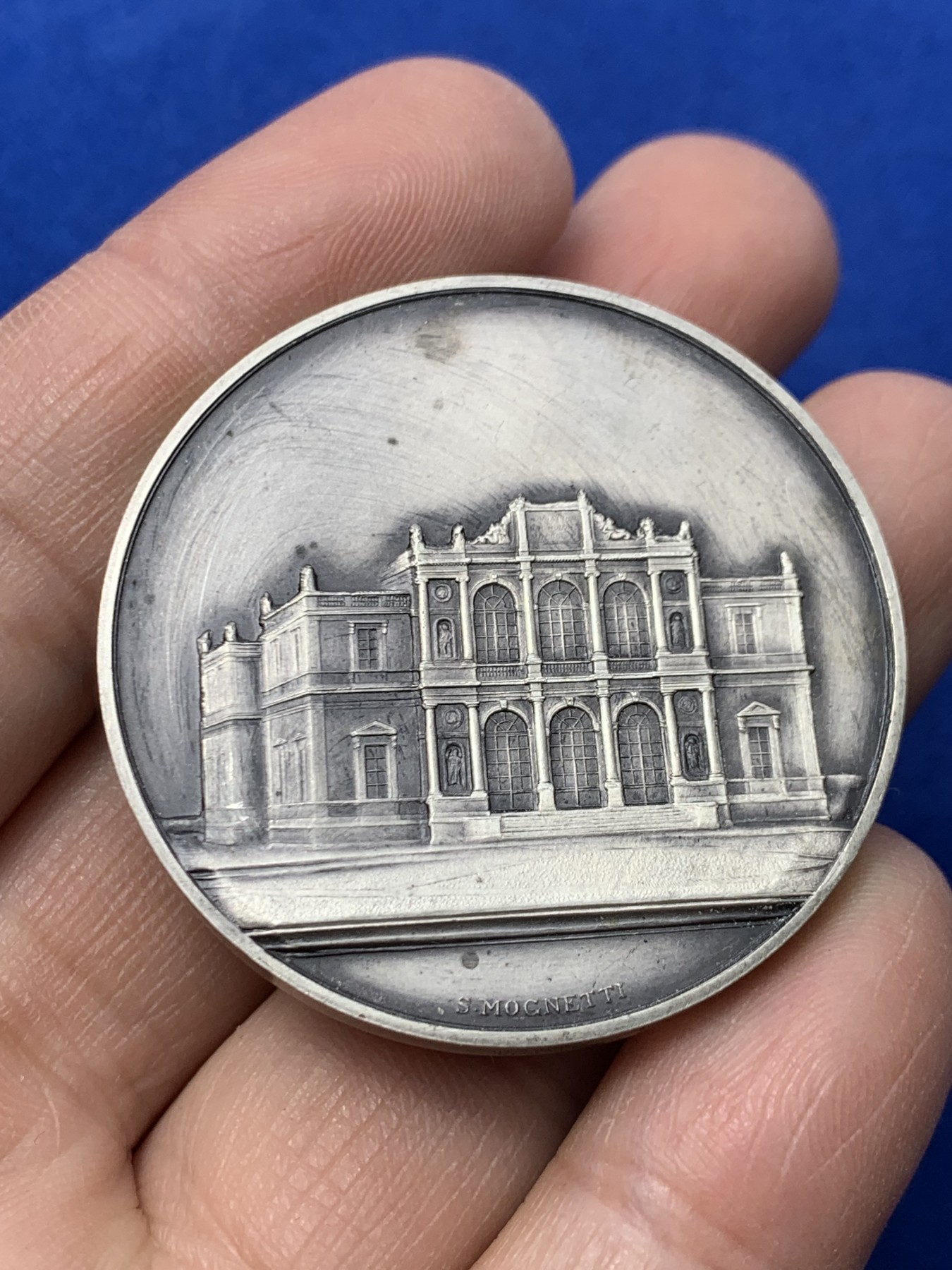 《竞宝斋》第249场-周日，周一 ，周二3场连拍 (全场包邮) 19世纪瑞士日内瓦音乐学院银章，直径41.3mm，约39.3克，边铭有银标