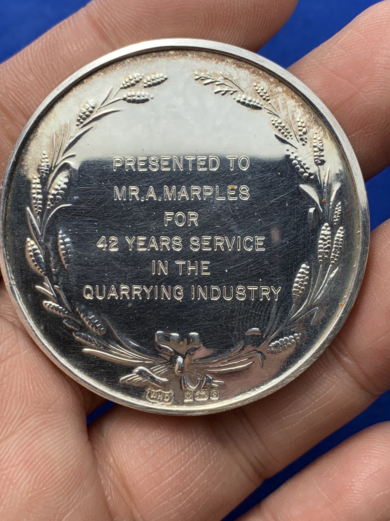 《竞宝斋》第249场-周日，周一 ，周二3场连拍 (全场包邮) 20世纪英国采矿协会银章（原盒），直径45.7mm，约49.5克