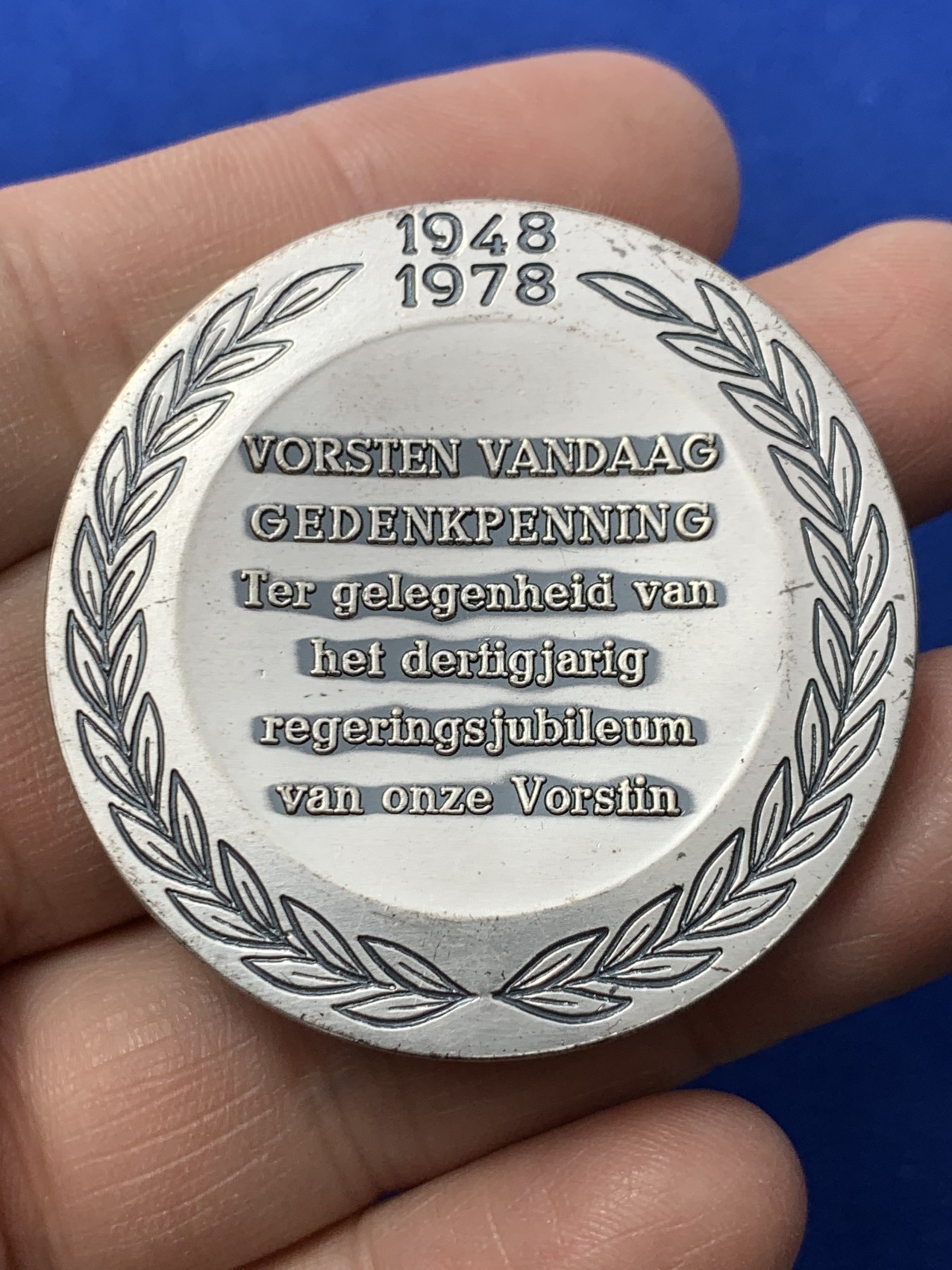 《竞宝斋》第249场-周日，周一 ，周二3场连拍 (全场包邮) 1978 荷兰安娜女王登基30周年纪念银章，直径45mm，约61.9克，边铭有银标，非常厚重，有证书