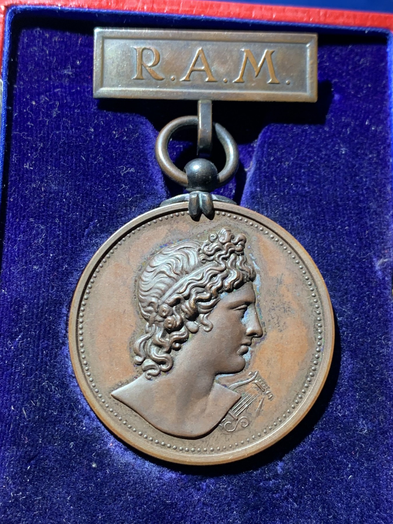 《竞宝斋》第249场-周日，周一 ，周二3场连拍 (全场包邮) 1935 英国皇家音乐学院铜章（原盒），直径40.6mm，约42克，带有横标的少见