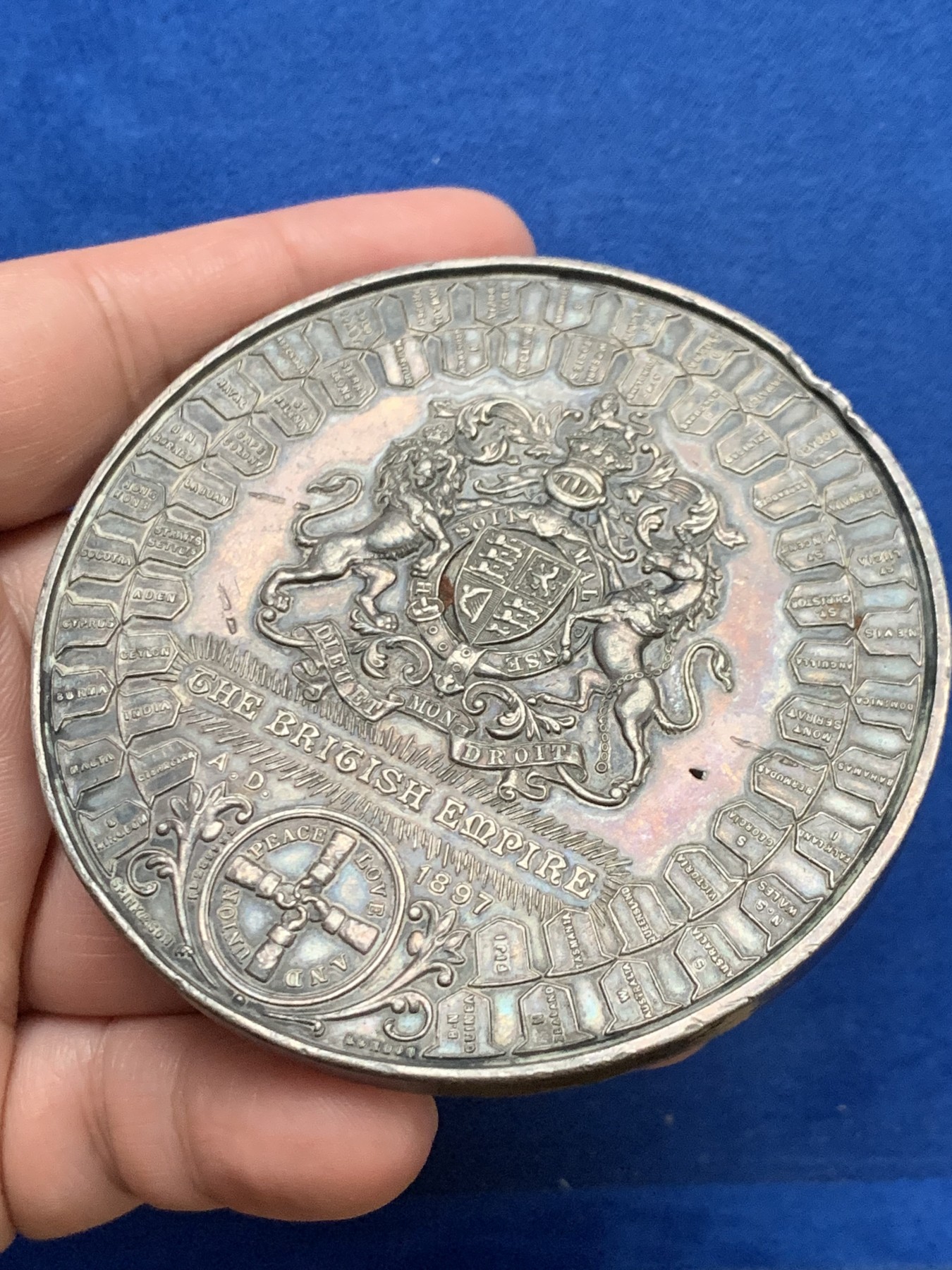 《竞宝斋》第249场-周日，周一 ，周二3场连拍 (全场包邮) 1897 英国维多利亚登基60周年白色金属章，直径76.4mm，约101克