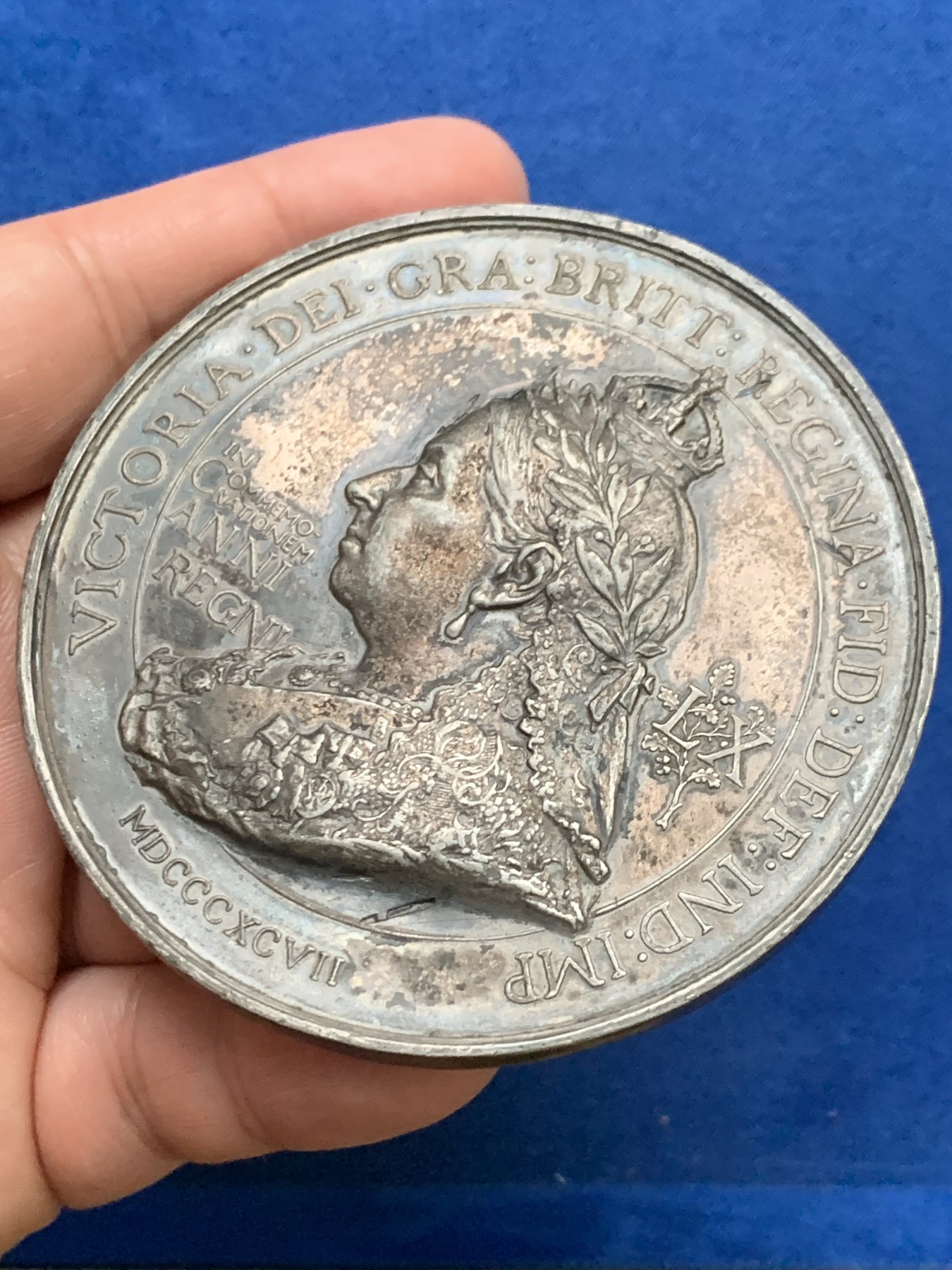 《竞宝斋》第249场-周日，周一 ，周二3场连拍 (全场包邮) 1897 英国维多利亚登基60周年白色金属章，直径76.4mm，约101克