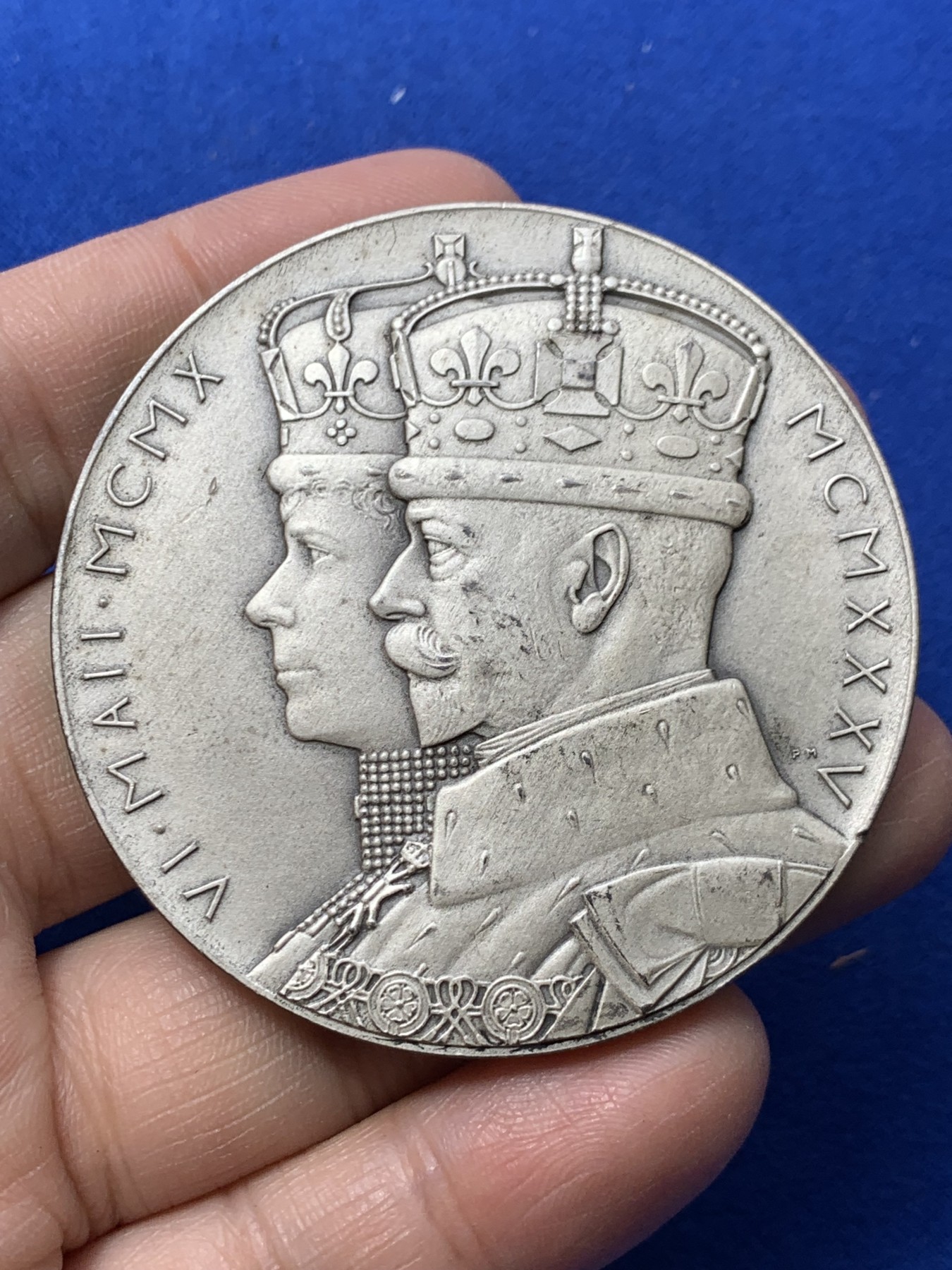 《竞宝斋》第249场-周日，周一 ，周二3场连拍 (全场包邮) 1935 英国乔治五世登基25周年大银章，直径57mm，约83.9克