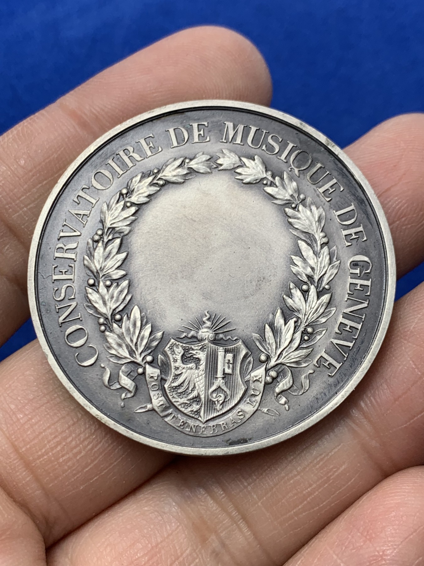 《竞宝斋》第249场-周日，周一 ，周二3场连拍 (全场包邮) 19世纪瑞士日内瓦音乐学院银章，直径41.3mm，约39.3克，边铭有银标