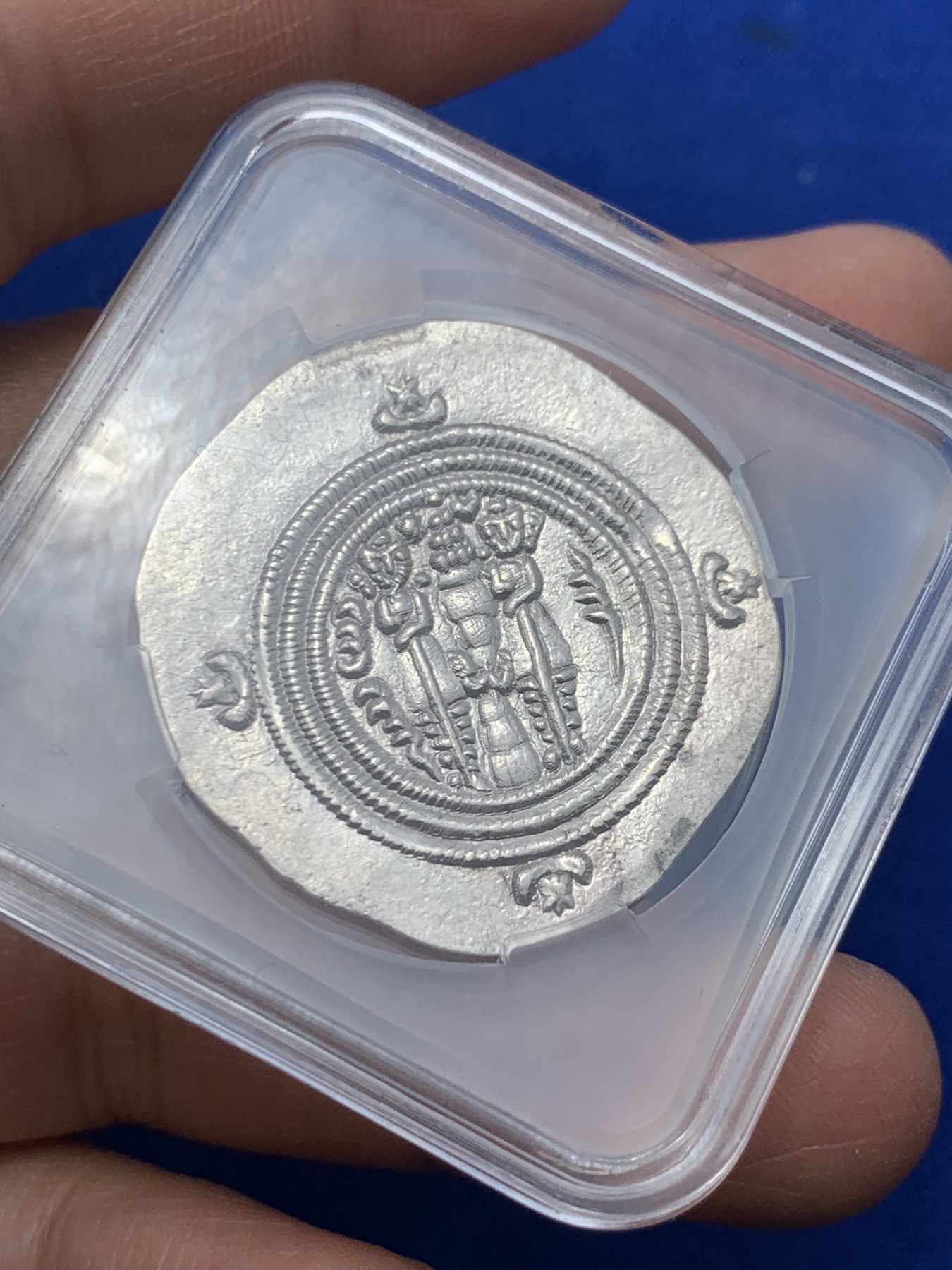 《竞宝斋》第249场-周日，周一 ，周二3场连拍 (全场包邮) 波斯萨珊王朝 公元591年至628年 库思老二世一德拉克马银币 正反面全深打 细节清晰 UNC好品