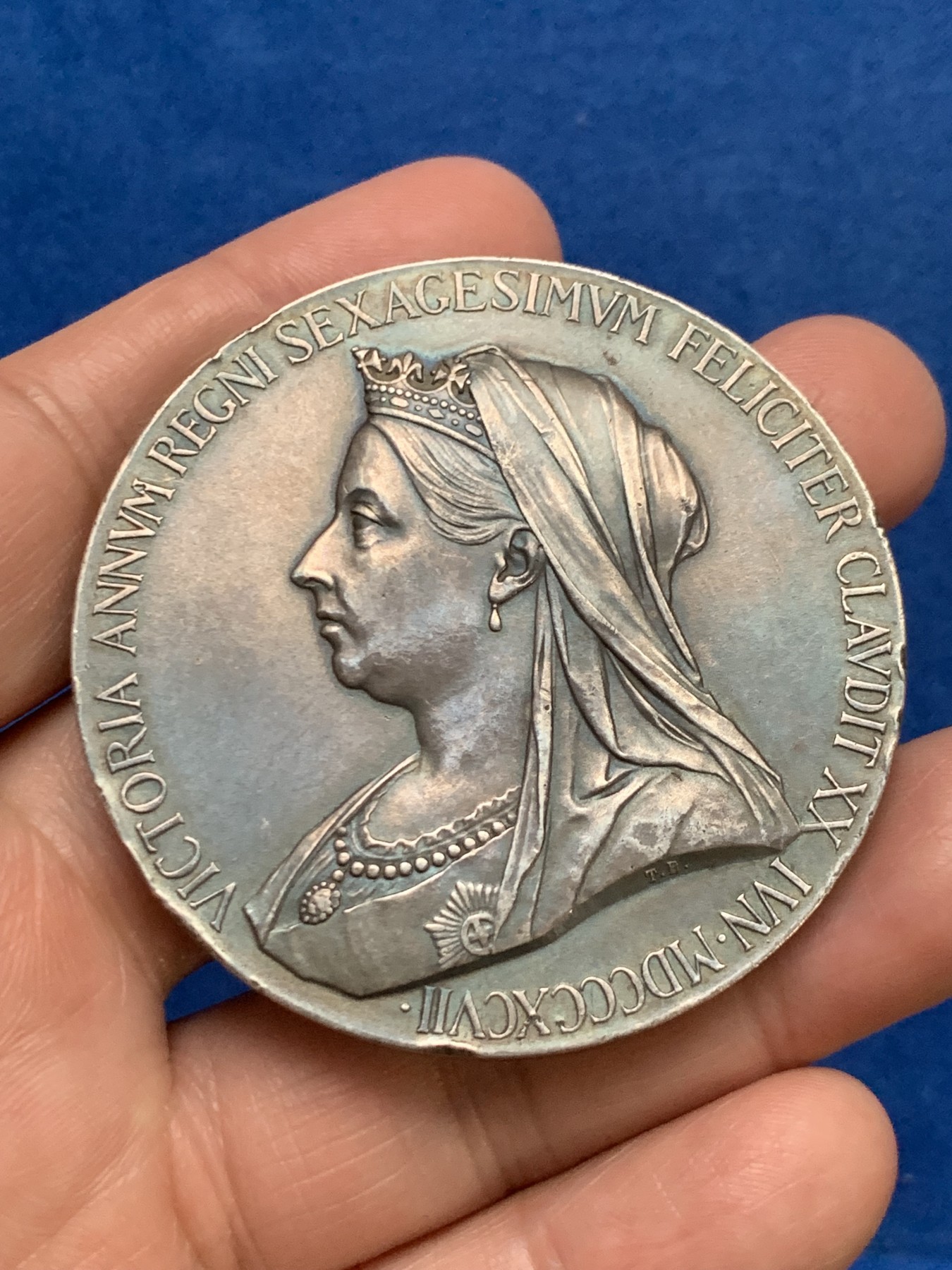 《竞宝斋》第249场-周日，周一 ，周二3场连拍 (全场包邮) 1897 英国维多利亚登基60周年银章，直径55.7mm，约84.9克，边缘有磕碰以及刻字