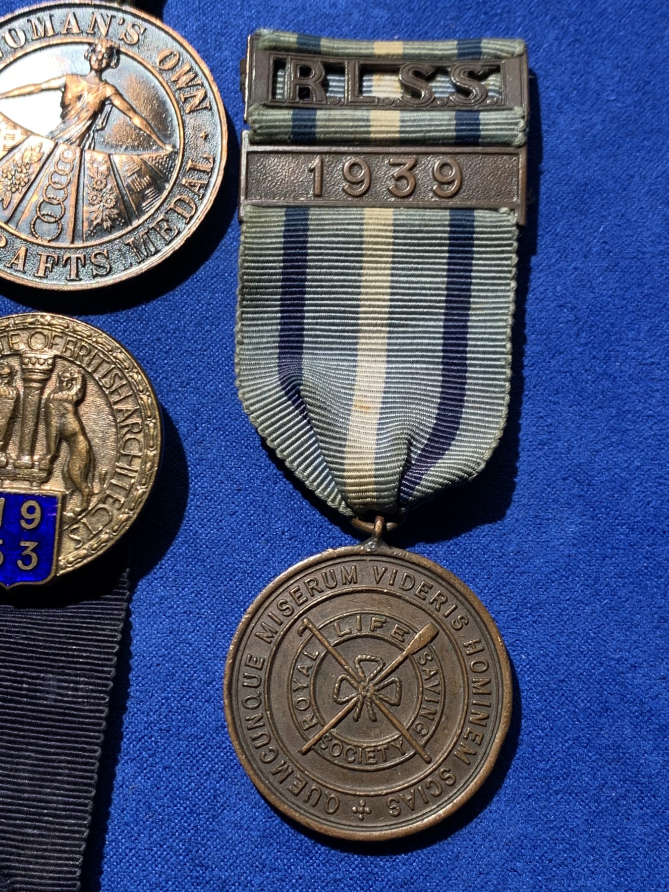 《竞宝斋》第249场-周日，周一 ，周二3场连拍 (全场包邮) 近现代欧洲章牌1#（5枚） 材质 年代 品种自辨 细节见图