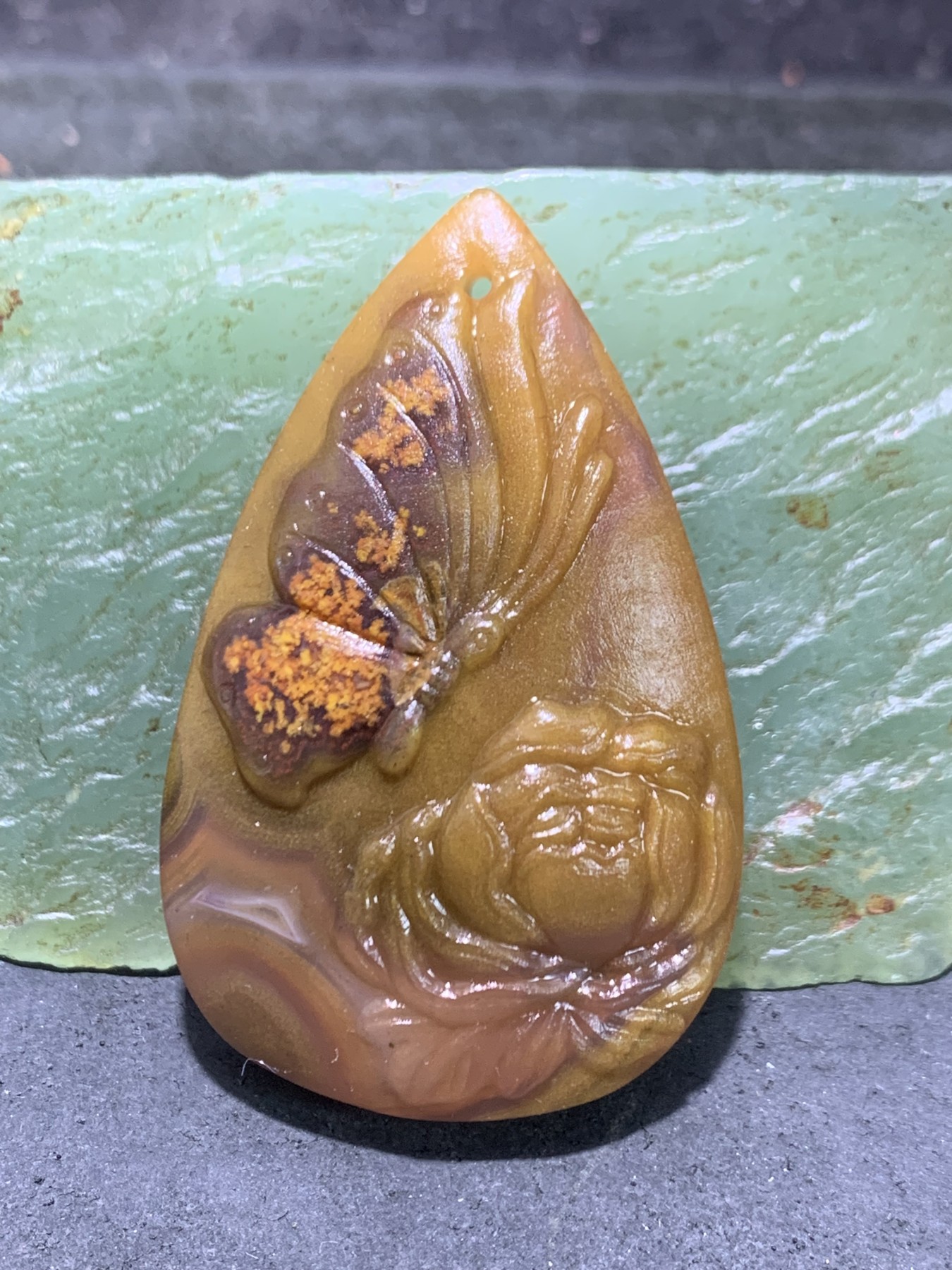精美亚光高润度冰飘心冻料草花纹金沙蒙料战国红玛瑙雕刻蝶恋花吊坠一个
