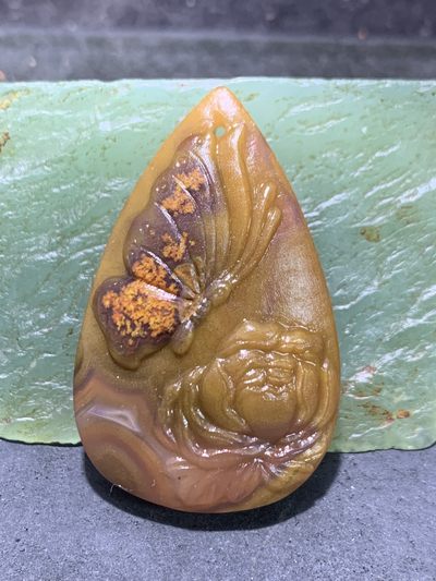 精美亚光高润度冰飘心冻料草花纹金沙蒙料战国红玛瑙雕刻蝶恋花吊坠一个 - 精美亚光高润度冰飘心冻料草花纹金沙蒙料战国红玛瑙雕刻蝶恋花吊坠一个