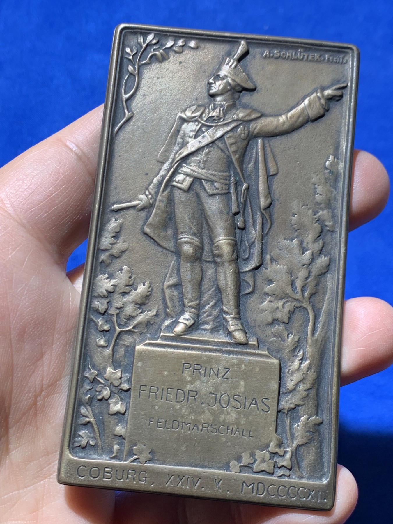 《竞宝斋》第249场-周日，周一 ，周二3场连拍 (全场包邮) 1911 德国萨克森科堡弗里德里希·乔西亚斯亲王雕像矩形单面铜章，尺寸98.6*54.3mm，约93.3克