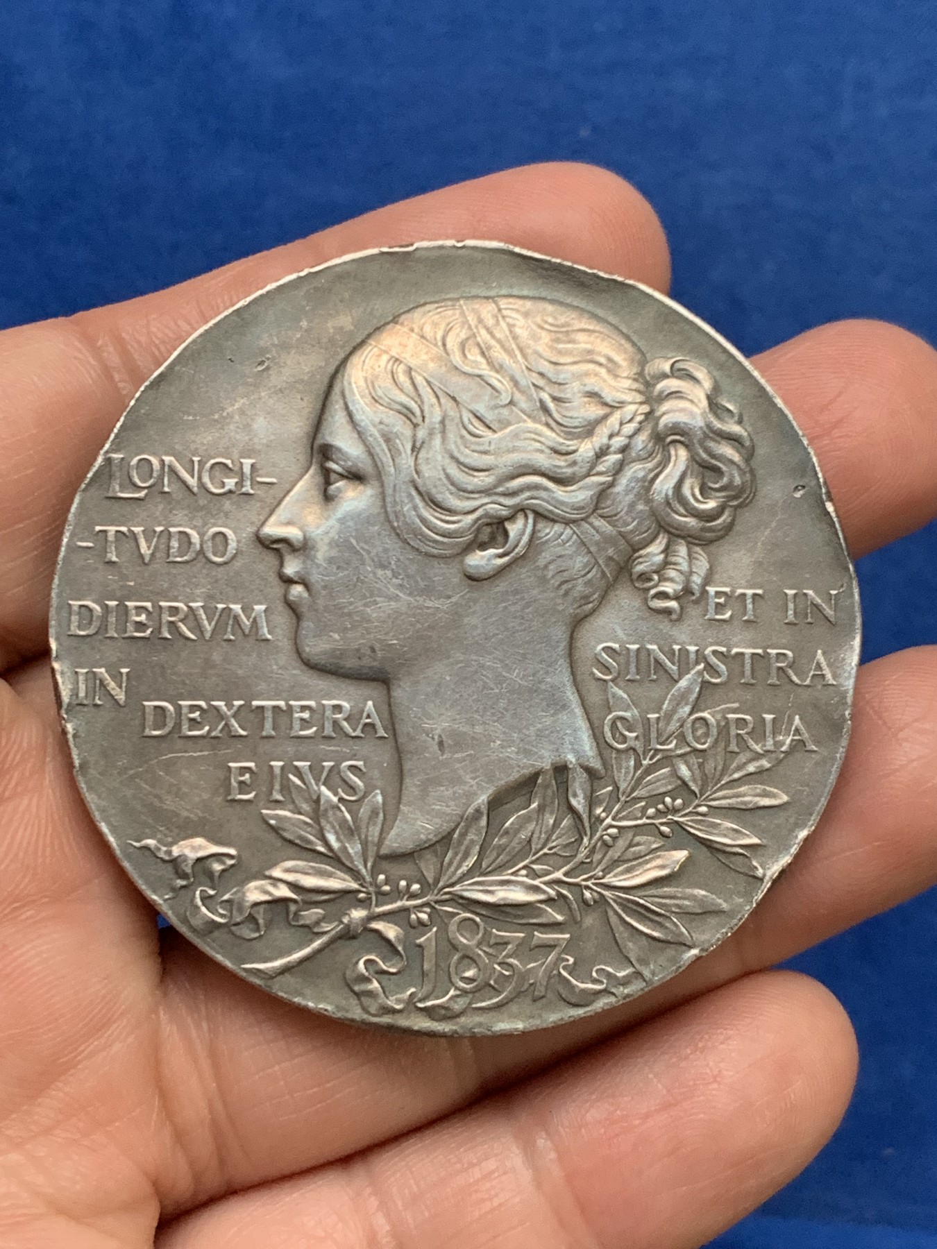 《竞宝斋》第249场-周日，周一 ，周二3场连拍 (全场包邮) 1897 英国维多利亚登基60周年银章，直径55.7mm，约84.9克，边缘有磕碰以及刻字