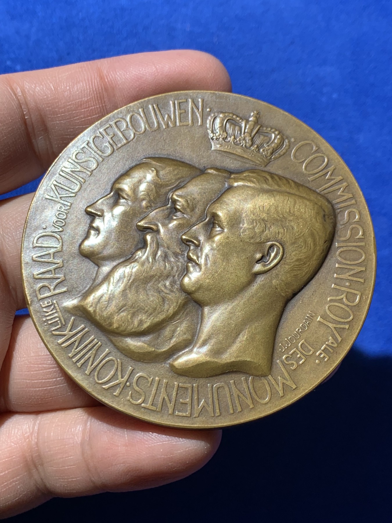 《竞宝斋》第249场-周日，周一 ，周二3场连拍 (全场包邮) 1910 比利时三代国王盾徽铜章，直径65.2mm，约105.3克