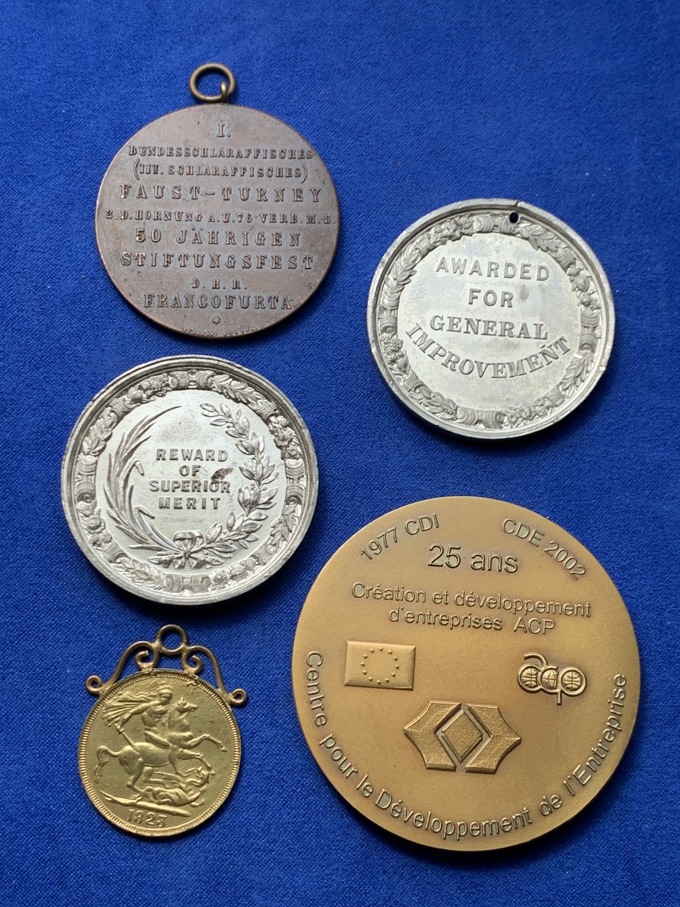 《竞宝斋》第249场-周日，周一 ，周二3场连拍 (全场包邮) 近现代欧洲章牌3#（5枚） 材质 年代 品种自辨 细节见图