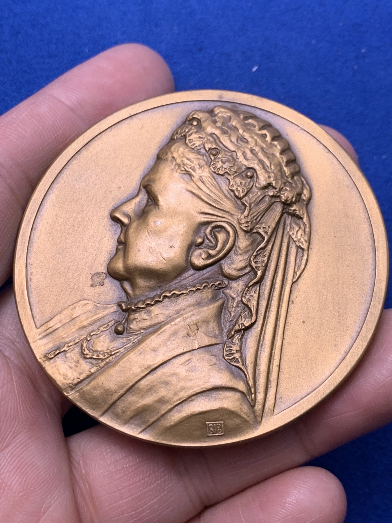 《竞宝斋》第249场-周日，周一 ，周二3场连拍 (全场包邮) 1929 荷兰女王50周年铜章，直径60.7mm，约93.1克