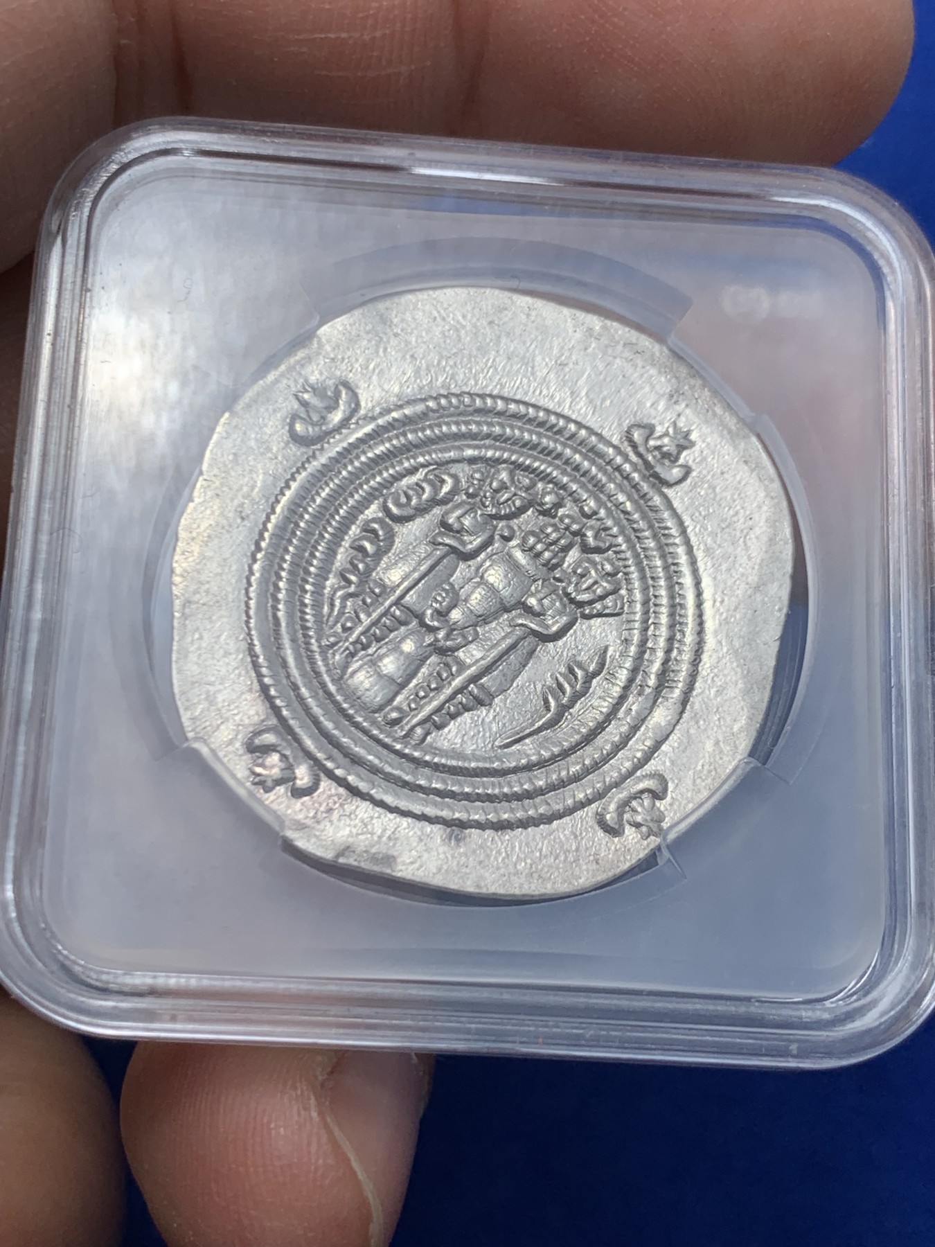 《竞宝斋》第249场-周日，周一 ，周二3场连拍 (全场包邮) 波斯萨珊王朝 公元591年至628年 库思老二世一德拉克马银币 正反面全深打 细节清晰 UNC好品