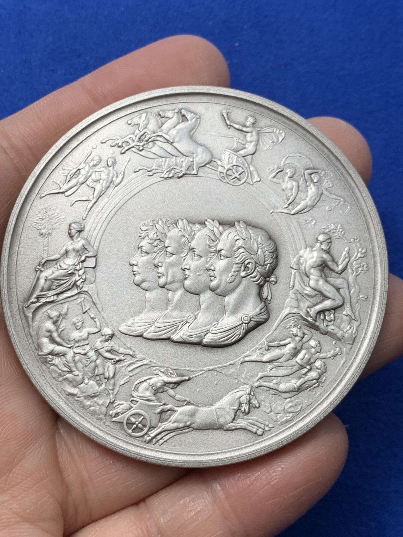 《竞宝斋》第249场-周日，周一 ，周二3场连拍 (全场包邮) 1972 英国滑铁卢战役150周年纪念银章（原盒），直径63.8mm，约124.2克